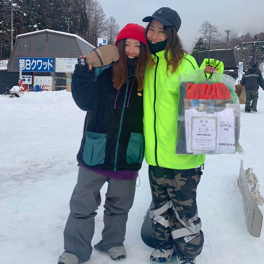 chisatoさんのインスタグラム写真 - (chisatoInstagram)「. HOUDAIGI Ground Cup🏂 今シーズン初大会… 優勝🥇する事ができました😭🙏🏆✨ . . . 前日シャバからの当日パウダー☃️笑 決勝ランも着地ぐだった所もあり 反省点も多いけど、自分らしく個性のある滑りが出来たし 十八番とハマり技を詰め込んだランだったから 悔いなし！素直に嬉しいです☺️ . 一本でも多く滑るぞ✊と気合を入れ TEAMアダルトみんなで3本滑れた事、 ほんとに嬉しかった！ なおやん、2日間サポートありがとう🙏😭 みんな去年悔しかった分、リベンジ出来た⁈し アラサーらしい滑りはできたかなと思います🤣 前日にハイキュー名言集みたのがよかった🤔笑 . . 大会に出ることをすごく悩んだけど 《グラトリ女子》と名乗る以上、宝は出たかった！ 👆とあるグラトリ女子に言われた名言🤣笑 . . 久々に大会に出て思ったけど やっぱり大会ってほんとに楽しいなぁ🥰 反省点、悔しさ、課題… もっと上手くなりたいって思える。 自分にプラスしかない😆💕 何より大会終わった開放感に満ち溢れた ノーリーの打ち合い、最高だよね！笑 みんなの見てるだけでもテンション上がる⤴︎ 普段なかなか滑れないみんなに会えるのも 大会の醍醐味だし、遠征してよかった☺️ . . 大会の運営、大雪で寒い中でのジャッジ、MC… 本当にありがとうございました！ . . . . みんなの声🗣が嬉しいから 予選２本目のランUP🥰✨ 大会後恒例のめちゃくちゃ長い文章 読んでくれてありがとうございます🙇‍♀️笑 . . . . . . 🏂DECLIC 142cm stance:48、angle:9,.-6 👕L size👖L size 🙋🏾‍♀️身長160cm :::::::::::::::::::::::::::::::::::::::::::::::::::::::::::::☻ #YONEX #DECLIC #YONEX女子 #yonexsnowboard @yonex_snowboard #비에스래빗 #bsrabbit #ビエスラビット #bsrabbitjapan @bsrabbit @milesinseoul #theshopsupreb @this_is_the_superb #greenTF @greentfcc ☻::::::::::::::::::::::::::::::::::::::::::::::::::::::::::::: #fashion #snowboard #snowboarder #groundtrick #스노우보드 #스노우보더 #スノーボードウェア #スノーボード #スノーガール #グラトリ #グラトリ女子 #グラトリ男子 #グラトリ練習中 #グラトリ女子盛り上げ隊  #スポーツ女子クラブ #韓国ファッション  #宝台樹スキー場 #9091世代」4月1日 17時41分 - ch1sat002