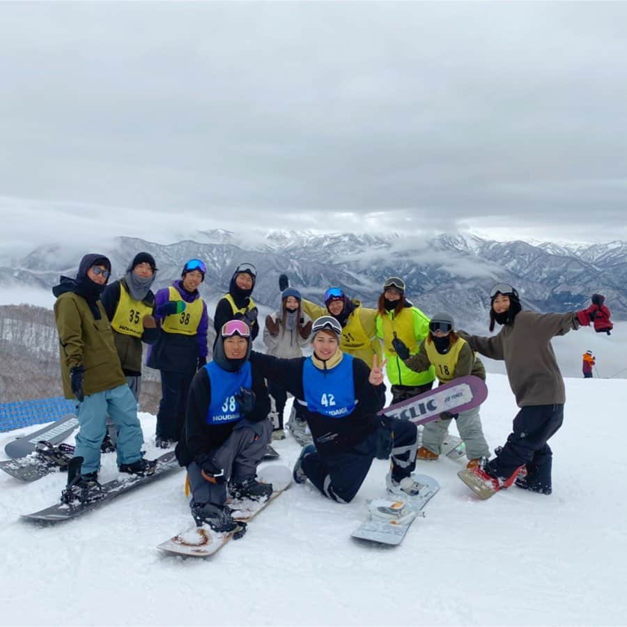 chisatoさんのインスタグラム写真 - (chisatoInstagram)「. HOUDAIGI Ground Cup🏂 今シーズン初大会… 優勝🥇する事ができました😭🙏🏆✨ . . . 前日シャバからの当日パウダー☃️笑 決勝ランも着地ぐだった所もあり 反省点も多いけど、自分らしく個性のある滑りが出来たし 十八番とハマり技を詰め込んだランだったから 悔いなし！素直に嬉しいです☺️ . 一本でも多く滑るぞ✊と気合を入れ TEAMアダルトみんなで3本滑れた事、 ほんとに嬉しかった！ なおやん、2日間サポートありがとう🙏😭 みんな去年悔しかった分、リベンジ出来た⁈し アラサーらしい滑りはできたかなと思います🤣 前日にハイキュー名言集みたのがよかった🤔笑 . . 大会に出ることをすごく悩んだけど 《グラトリ女子》と名乗る以上、宝は出たかった！ 👆とあるグラトリ女子に言われた名言🤣笑 . . 久々に大会に出て思ったけど やっぱり大会ってほんとに楽しいなぁ🥰 反省点、悔しさ、課題… もっと上手くなりたいって思える。 自分にプラスしかない😆💕 何より大会終わった開放感に満ち溢れた ノーリーの打ち合い、最高だよね！笑 みんなの見てるだけでもテンション上がる⤴︎ 普段なかなか滑れないみんなに会えるのも 大会の醍醐味だし、遠征してよかった☺️ . . 大会の運営、大雪で寒い中でのジャッジ、MC… 本当にありがとうございました！ . . . . みんなの声🗣が嬉しいから 予選２本目のランUP🥰✨ 大会後恒例のめちゃくちゃ長い文章 読んでくれてありがとうございます🙇‍♀️笑 . . . . . . 🏂DECLIC 142cm stance:48、angle:9,.-6 👕L size👖L size 🙋🏾‍♀️身長160cm :::::::::::::::::::::::::::::::::::::::::::::::::::::::::::::☻ #YONEX #DECLIC #YONEX女子 #yonexsnowboard @yonex_snowboard #비에스래빗 #bsrabbit #ビエスラビット #bsrabbitjapan @bsrabbit @milesinseoul #theshopsupreb @this_is_the_superb #greenTF @greentfcc ☻::::::::::::::::::::::::::::::::::::::::::::::::::::::::::::: #fashion #snowboard #snowboarder #groundtrick #스노우보드 #스노우보더 #スノーボードウェア #スノーボード #スノーガール #グラトリ #グラトリ女子 #グラトリ男子 #グラトリ練習中 #グラトリ女子盛り上げ隊  #スポーツ女子クラブ #韓国ファッション  #宝台樹スキー場 #9091世代」4月1日 17時41分 - ch1sat002