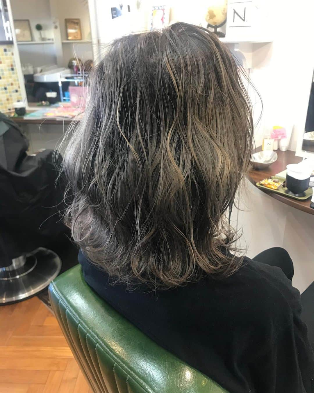 井上花実さんのインスタグラム写真 - (井上花実Instagram)「春になって明るい髪が増えてきてます💇🏼‍♀️💕 color×2.treatment / ¥17,800(+tax) : #ロンゴガール#ロンゴロンゴ#武雄美容室#武雄#武雄市#佐賀#佐賀美容室#イルミナ#イルミナカラー#武雄美容室ロンゴロンゴ#アプリエ#アプリエカラー #ホワイトベージュ#ミルクティーカラー#ミルクティーベージュ#ミルクティー#アッシュグレー#アッシュベージュ #グレーアッシュ#グレージュ#外国人風#外国人風カラー#ベージュカラー#ショートボブ #アッシュカラー#ハイトーンカラー#hair#hairstyle#haircolor#fashion」4月1日 17時43分 - hana87_mi3