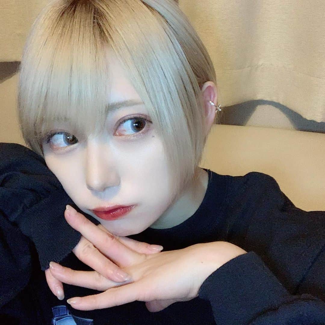 篠崎こころのインスタグラム：「先日ですが、Lapis ラピス　にいって カットカラートリートメントの 髪のメンテナスをしてもらってきました💘 担当はこうたさんです！ いつも素敵にしてくださってありがとうございます✨  先月大阪心斎橋にも Lapis大阪店が オープンしたそうなので、 ぜひ、大阪の方も足を運んでみてね！🚶‍♀️👟」