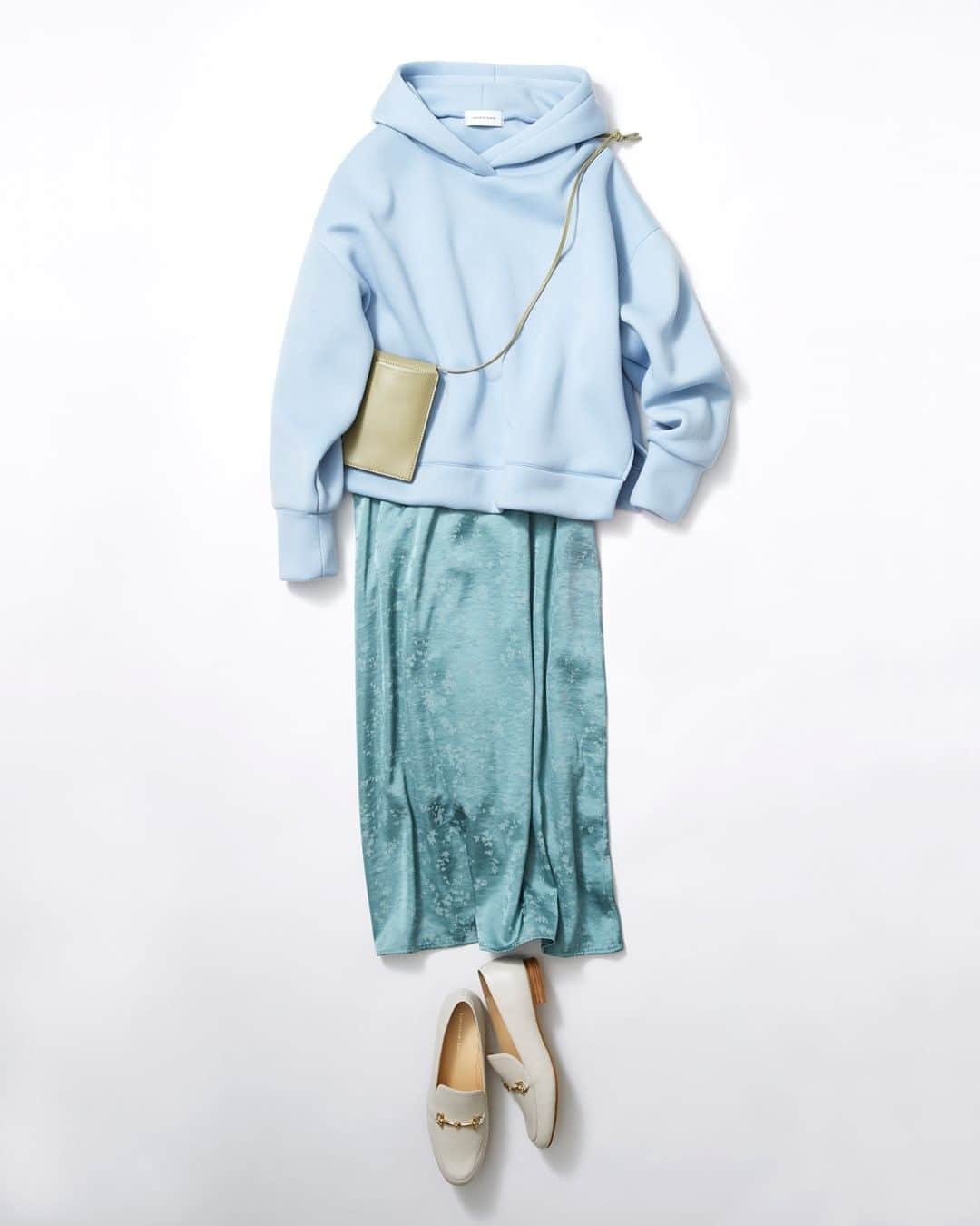 ルミネ公式のインスタグラム：「ワンピース＆パーカーのスポーティーなお仕事スタイル #キャミワンピース ¥12,000+TAX #SNIDEL #コクーンパーカー ¥14,000+TAX #ADAMETROPE #ローファー ¥21,000+TAX #TOMORROWLAND #iphoneショルダー ¥6,300+TAX #FRAYID ・ #lumine #ルミネ #ルミネ横浜 ※商品の価格や取り扱い状況は撮影時点のもので、変更になることがあります。」
