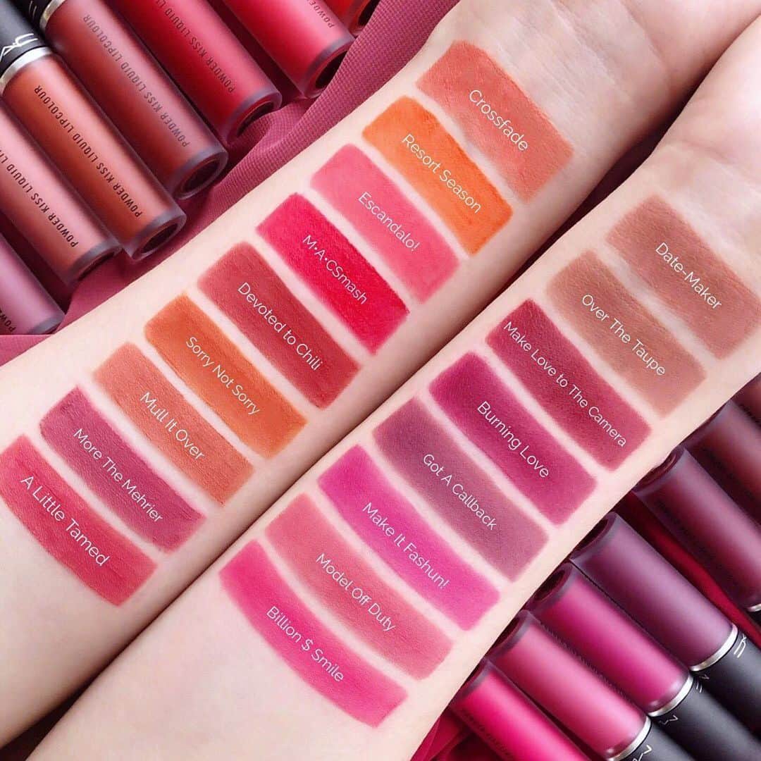 M∙A∙C Cosmetics Japanのインスタグラム：「【本日公式オンラインショップ先行発売】﻿ ミスティマットな仕上がりが楽しめるパウダー キスシリーズから新登場したリキッドリップ💄﻿ 公式オンライン限定色(1色)と全国発売の限定色(2色)を含む、計17色をラインナップ✨ ㅤ﻿ マットな質感、なのに潤うミスティマットな仕上がり。美しい仕上がりが10時間続きます💋 * 化粧もち（薄れ）データ取得済み﻿（当社調べ。効果には個人差があります）﻿ ㅤ﻿ ㅤ﻿ 【公式オンラインショップ限定キャンペーン】﻿ 対象製品(パウダーキス リキッド リップカラー、﻿ パウダーキス アイシャドウ、グロー プレイ ブラッシュ)のうちいずれか1製品を含む 税込8,250円以上購入のお客様にオリジナルポーチをプレゼント🎁﻿ ポーチは2枚目をチェック👉﻿ ㅤ﻿ *全国のM･A･Cカウンターでのプレゼントキャンペーンにつきましては、今回は実施を延期致します。﻿ 実施時期が決まり次第、再度お知らせさせていただきます。﻿ ㅤ﻿ *4月1日（水） 公式オンラインショップ先行発売﻿ *4月3日（金） 全国 M·A·C カウンター発売﻿ (ー部店舗は日程が異なります)﻿ ㅤ﻿ REGRAM: @maccosmeticstaiwan  ㅤ﻿ #MACPowderKiss﻿ #MACPowderKissLiquidLipcolour﻿ #MACPowderKissEyeshadow﻿ #MACパウダーキス﻿ ㅤ﻿ #MACCosmeticsJapan #MACCosmetics #MAC #MACコスメ #コスメ #メイク #化粧品 #デパコス #コスメ部 #コスメ好きさんと繋がりたい #コスメ紹介 #おすすめコスメ #新作コスメ #春メイク #春コスメ #ピンクメイク #オレンジメイク #テラコッタメイク #ブラウンメイク #トレンドメイク #アイシャドウ #リップ #マットリップ #リップメイク﻿」