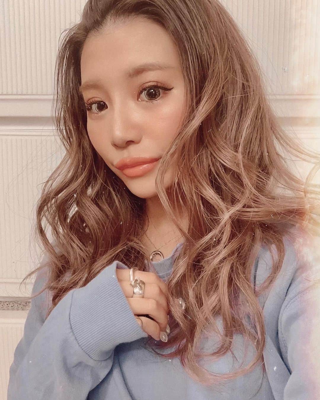 ✷kana✷のインスタグラム：「💜🥨🌸 . . ✂︎ @elyts_nissy  @elyts_yudy  いつもありがと〜う 春なのですこしイメチェンして ラベンダーピンクにしてみた！！ すこしでも気分あげないと🌝 1週間前だけど今はラベンダーが抜けて ふんわりピンクベージュになったよ♡ 2枚目no filter👉 . #haircolor」
