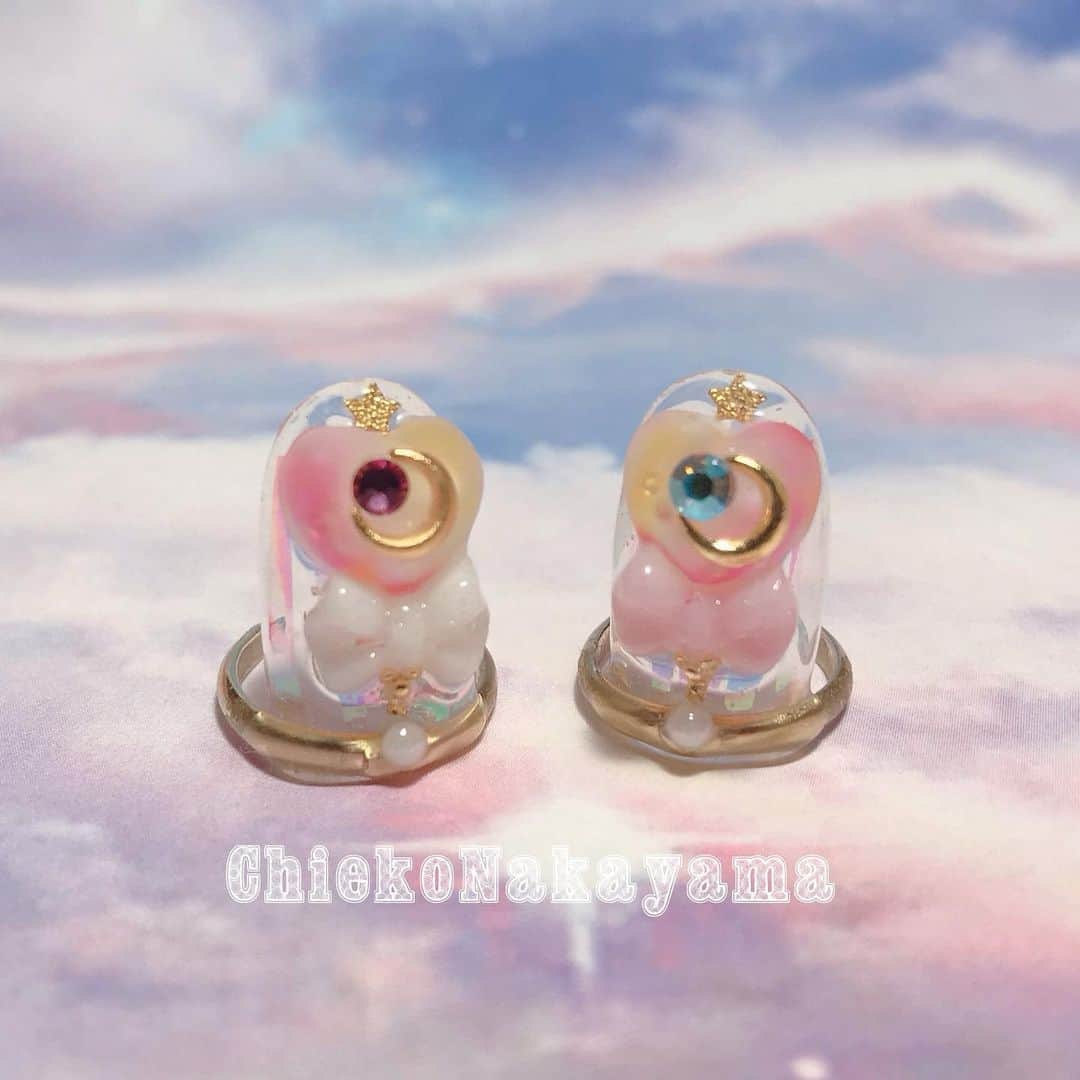 なかやまちえこのインスタグラム：「@stampnailring にてなかやまかちえこハンドメイド #リングネイル シリーズ✨ 本日04/01 12:00-から新作販売開始となっております✨✨⠀ 魔法少女シリーズ！！⠀ すでに完売商品がございますのと、数に限りがあります！⠀ 1点1点手作りの為同じお色の組み合わせのデザインはありませんので、気になる方はお早めに😌🙏✨✨ ⠀ ご購入は @stampnailring  のプロフィールから販売サイトに飛んでいただくか、ストーリーから飛べます！🕊 ⠀ #リングネイル は指先に #リング をはめていただくのみの取り外し簡単に爪先のオシャレを楽しめる商品です✨⠀ ⠀ #スタンピングネイルリング のアカウントのストーリーハイライトのところからもショッピングサイトに飛べます！⠀ よろしくお願い致します😌🙏🙏✨⠀ ⠀ #nail #nails #nailart #ネイル #美甲 #ネイルアート  #japanesenailart #manucure #japanesenails #manicurist #gelnails #أظافر #네일아트 #vẽmóng #ngườiđẹp  #เพ้นท์เล็บ #искусствоногтя #artedeuñas #เพ้นท์เล็บเจล #ジェルネイルデザイン #ネイルデザイン #senikuku #nagelkunst #ゆめかわネイル #オーロラネイル #ゆめかわいい⠀⠀ ・意匠登録済（デザイン特許）STAMPNAIL ・実用新案登録済（使い方特許）STAMPNAIL」