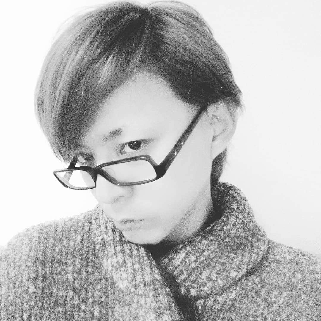 末野卓磨さんのインスタグラム写真 - (末野卓磨Instagram)「いま、眉毛マロ、もみあげゼロでございます。  それでも、元気に生きております。」4月1日 18時09分 - takuma_sueno