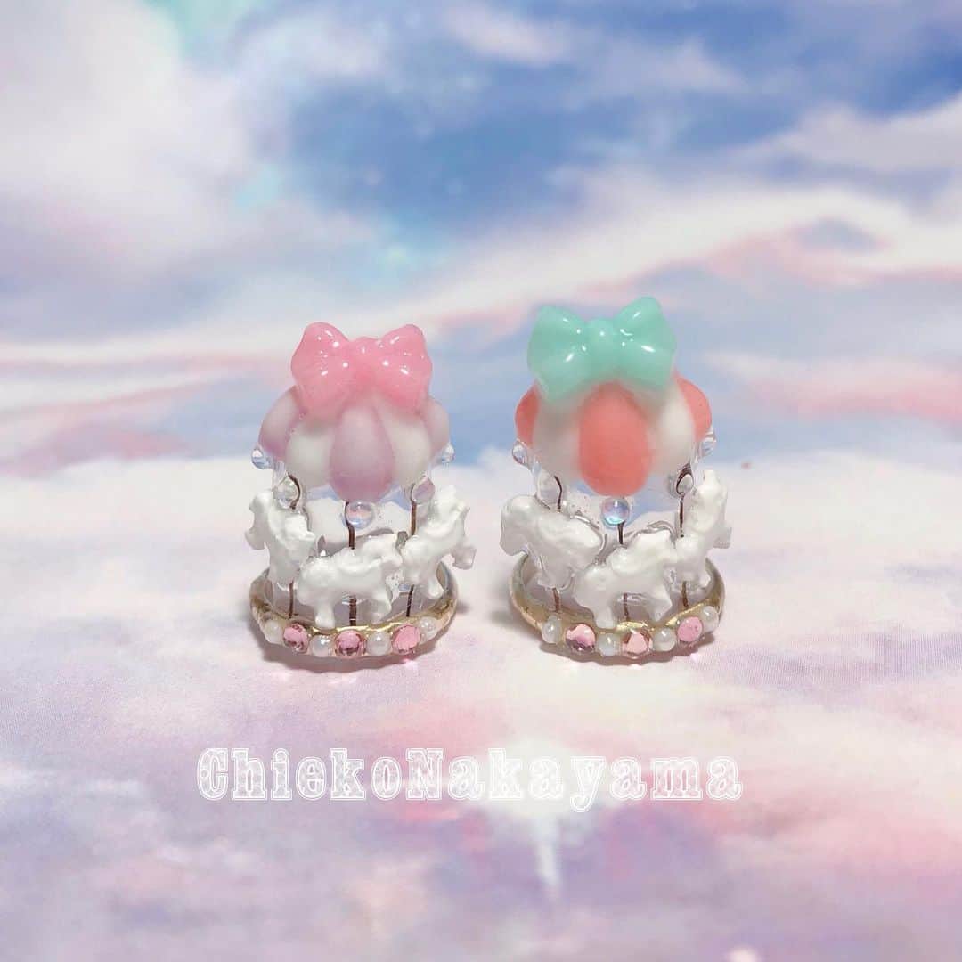 なかやまちえこのインスタグラム：「@stampnailring にてなかやまかちえこハンドメイド #リングネイル シリーズ✨ 本日04/01 12:00-から新作販売開始となっております✨✨⠀ 魔法少女シリーズ！！⠀ merrygoroundはすでに完売商品となっております😭🙏ご購入くださった方々ありがとーございました😭🙏💕💕⠀ ぜひたくさん一緒に出かけてあげてください🥰🥰🥰✨⠀ 完売が早めでしたので、追納予定でございます。 その他リングも数に限りがございます。⠀ 1点1点手作りの為同じお色の組み合わせのデザインはありませんので、気になる方はお早めに😌🙏✨✨ ⠀ ご購入は @stampnailring  のプロフィールから販売サイトに飛んでいただくか、ストーリーから飛べます！🕊 ⠀ #リングネイル は指先に #リング をはめていただくのみの取り外し簡単に爪先のオシャレを楽しめる商品です✨⠀ ⠀ #スタンピングネイルリング のアカウントのストーリーハイライトのところからもショッピングサイトに飛べます！⠀ よろしくお願い致します😌🙏🙏✨⠀ ⠀ #nail #nails #nailart #ネイル #美甲 #ネイルアート  #japanesenailart #manucure #japanesenails #manicurist #gelnails #أظافر #네일아트 #vẽmóng #ngườiđẹp  #เพ้นท์เล็บ #искусствоногтя #artedeuñas #เพ้นท์เล็บเจล #ジェルネイルデザイン #ネイルデザイン #senikuku #nagelkunst #ゆめかわネイル #オーロラネイル #ゆめかわいい⠀⠀ ・意匠登録済（デザイン特許）STAMPNAIL ・実用新案登録済（使い方特許）STAMPNAIL」