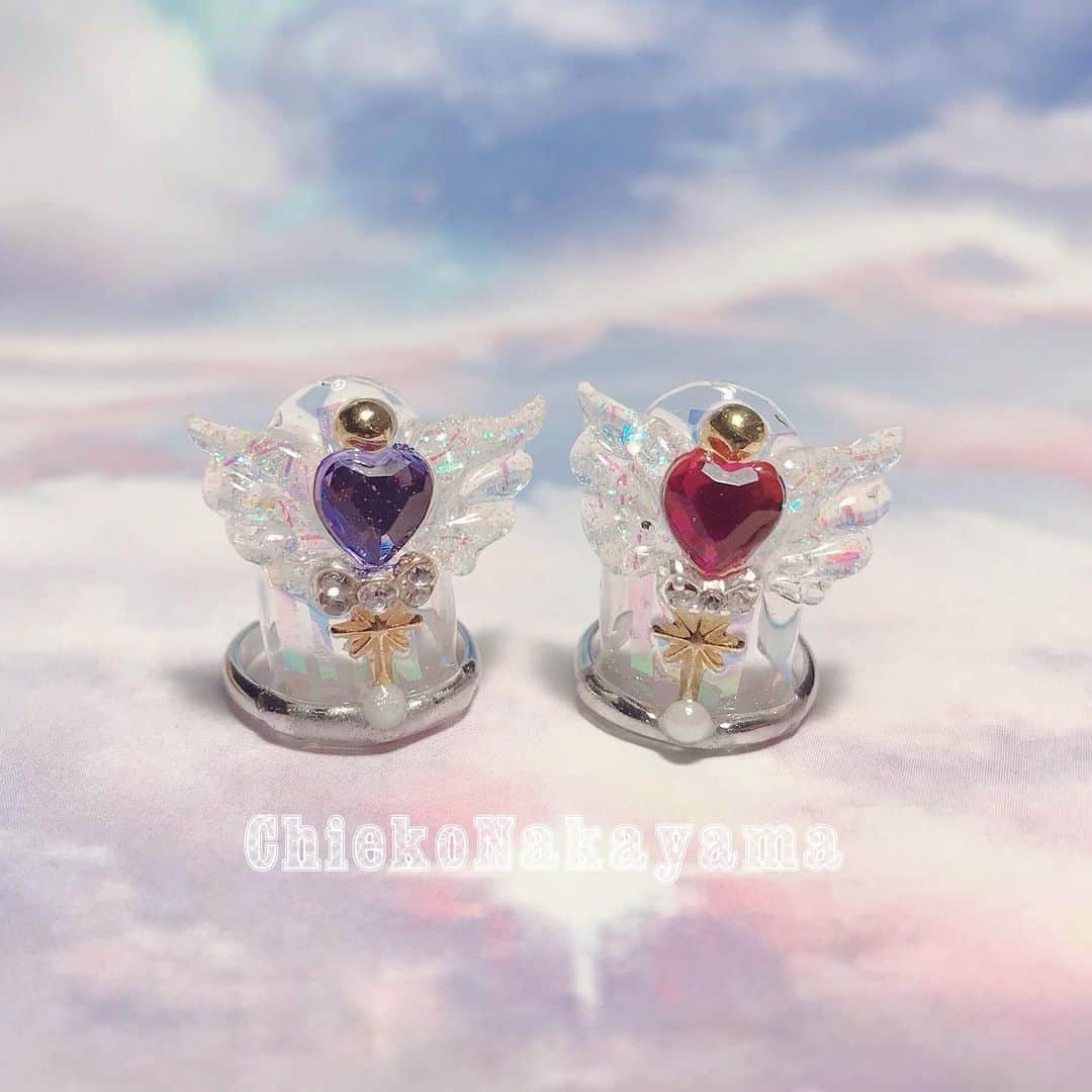 なかやまちえこのインスタグラム：「@stampnailring にてなかやまかちえこハンドメイド #リングネイル シリーズ✨ 本日04/01 12:00-から新作販売開始となっております✨✨⠀ 魔法少女シリーズ！！⠀ こちらの魔法少女ステッキはすでに完売商品となっております😭🙏ご購入くださった方々ありがとーございました😭🙏💕💕⠀ ぜひたくさん一緒に出かけてあげてください🥰🥰🥰✨⠀ ちょっと追納するかも…？でございます。 その他リングも数に限りがございます。⠀ 1点1点手作りの為同じお色の組み合わせのデザインはありませんので、気になる方はお早めに😌🙏✨✨ ⠀ ご購入は @stampnailring  のプロフィールから販売サイトに飛んでいただくか、ストーリーから飛べます！🕊 ⠀ #リングネイル は指先に #リング をはめていただくのみの取り外し簡単に爪先のオシャレを楽しめる商品です✨⠀ ⠀ #スタンピングネイルリング のアカウントのストーリーハイライトのところからもショッピングサイトに飛べます！⠀ よろしくお願い致します😌🙏🙏✨⠀ ⠀ #nail #nails #nailart #ネイル #美甲 #ネイルアート  #japanesenailart #manucure #japanesenails #manicurist #gelnails #أظافر #네일아트 #vẽmóng #ngườiđẹp  #เพ้นท์เล็บ #искусствоногтя #artedeuñas #เพ้นท์เล็บเจล #ジェルネイルデザイン #ネイルデザイン #senikuku #nagelkunst #ゆめかわネイル #オーロラネイル #ゆめかわいい⠀⠀ ・意匠登録済（デザイン特許）STAMPNAIL ・実用新案登録済（使い方特許）STAMPNAIL」
