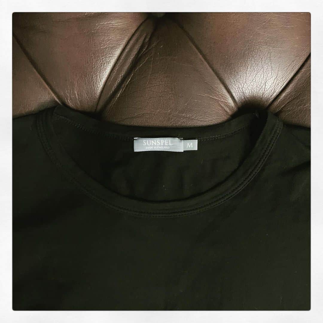岸本佳子さんのインスタグラム写真 - (岸本佳子Instagram)「MY standard ☞ #FASHION #sunspel #cotton #Tshirt #luxury #lifestyle 🇬🇧 ・ 家にいる時間こそ丁寧に過ごしたいから、ウェアも肌触りにこだわった上質なものが好きです。なるべくゆったりと着たいので、Lサイズ選んだり、メンズのモノも買ったりします。身体を冷やさないよう、ロングスリーブはマストです。」4月1日 18時17分 - yoshico_kishimoto