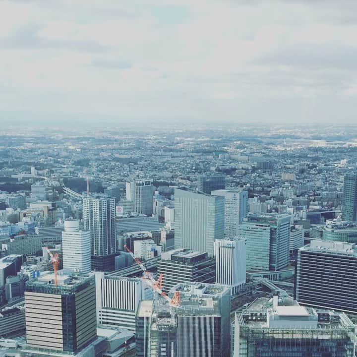 横浜ロイヤルパークホテルのインスタグラム：「68F フレンチレストラン「ル シエール」からは、横浜駅や高島町方面がご覧いただけます🔭  再開発が進むみなとみらいエリア。日々変化する景色とフレンチをお楽しみください🍽  #横浜ロイヤルパークホテル #yokohamaroyalparkhotel #横浜 #yokohama #royalparkhoteljp #thepreferredlife #ホテルフレンチ #フレンチ #frenchrestaurant #ホテルランチ #ホテルディナー #絶景レストラン #ホテルからの景色」