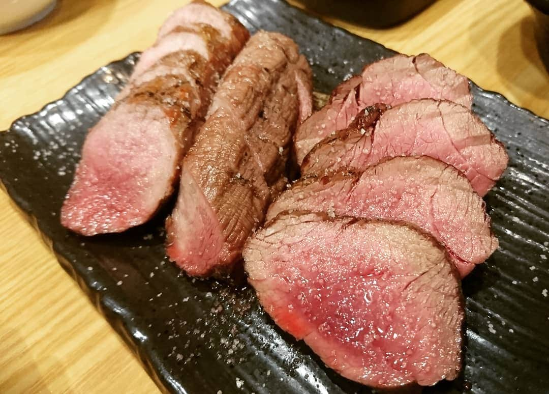 松本康太さんのインスタグラム写真 - (松本康太Instagram)「『イノシシのお肉』めちゃくちゃジューシーで臭みが無いのです(*^^*) 江古田にある「圓」というお店♪リーズナブルにイノシシ肉が食べれる♪  #イノシシ #イノシシ肉 #獅子肉 #猪 #猪肉 #江古田 #圓 #肉山 系列店 #赤身肉 #塩ホルモン #ジビエ #リーズナブル #レギュラー松本 #あるある探検隊」4月1日 18時19分 - aruarutankentai.matsumoto