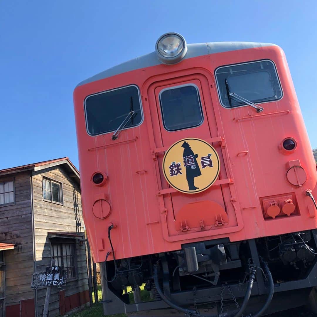 小林佳果さんのインスタグラム写真 - (小林佳果Instagram)「映画「鉄道員(ぽっぽや)」 志村けんさん、高倉健さんに、 想いを馳せる。  人も鉄道も、 ずっとそこに在り続けて欲しいのに。  #鉄道員　#幾寅駅　#根室本線　 #幌舞駅　#鉄道員ぽっぽやロケ地 #廃止にならないで」4月1日 18時25分 - keika_kobayashi