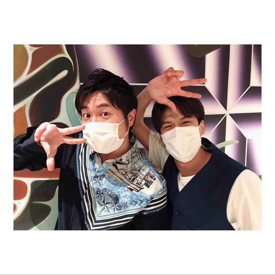 森崎ウィンのインスタグラム：「先輩、 #fの藤原 さんと!! 最高にいい人。 生配信見て頂きありがとうございました(^o^) 画面を見て少しでもみんなが明るくなれればと。 #fakemotion  #森崎ウィン  #winmorisaki  #本日発売  #いっぱい聞いてね #saymyname も。 うふふ(^o^)」