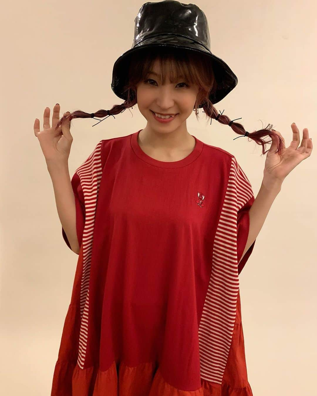 LiSAさんのインスタグラム写真 - (LiSAInstagram)「ささだんごヘアーは、Candy Stripper様のマガジン撮影でしたっ☻♡マガジンみてねーー☻ #このワンピ楽すぎてずっと着てたい #私撮影の時ずっと動いてる　#CandyStripper @candystripper_official  https://store.candystripper.jp/f/magazine/202004_1  #ふーちゃんへあめいく　@fusaetachibana」4月1日 18時49分 - xlisa_olivex