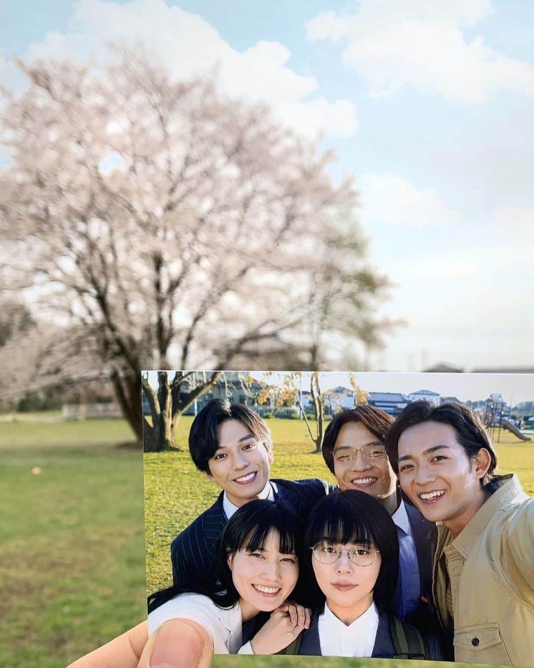 日本テレビ「同期のサクラ」のインスタグラム：「ドラマの中で５人が再会した、約束の４月になりました🌸 あの桜の木も満開になりました。 初めて経験する大変な毎日ですが、一人でも多くの人がサクラたちのように『夢』に向かって歩き出せる新年度になることを願っております✨ 🌸「#同期のサクラ」Blu-ray・DVDboxは４月２２日発売です🌸 #2020年4月1日」