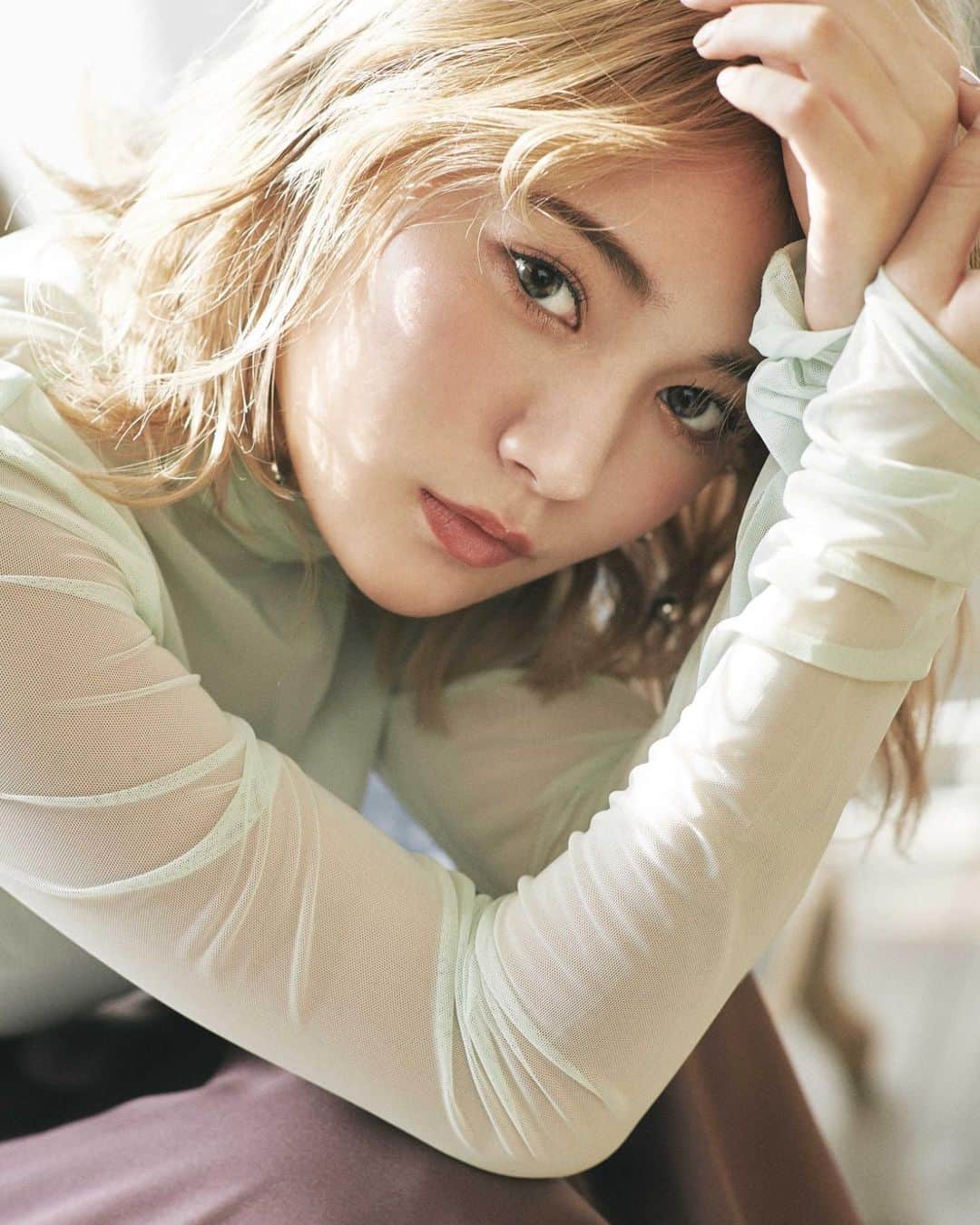 浪花ほのかのインスタグラム：「Popteen5月号発売しました。  そして今月号では ピン企画をさせて頂きました😭 ずっと言葉にしてくれていたファンの子のお陰です。 本当にありがとう！  今回のピン企画はいつもより熱い思いが沢山こもっています。 自分の中で最近すごくハマっていることや、すごく好きな事や、好きなファッション、メイクをどうしても皆さんに紙面で発信したくて、ラフを自分で書いてみて提出してみました。 今の自分の頭の中の世界をイメージしたいなと思い、沢山編集さんと相談しながら出来上がりました！  紙面では最近の私服や、テーマが別のメイクや、お気に入りのリップや、最近ハマってる事などを紹介しています！  是非紙面をチェックして頂けたらなと思います😭  最近は特にPopteenが発売した日 私の応援してくださるファンの子が荒れちゃいます。 確かにファンの方たちの思い通りにできなかったり、中々結果に出せない私の責任ではあると思います。 でもPopteenでの私の居場所はしっかりあります。 とっても家族みたいで居心地がいいです。 もちろんまだまだ沢山夢はありますし、やりたい事も沢山ありますが、今まで沢山表紙させて頂いたり、ピン企画させて頂いたり、これが全く当たり前ではない事と凄い事なんだって最近とても実感します。  確かに紙面のページが減ってきたのは確かです。 皆は後輩のことを沢山叩きますが 私たちの先輩方が卒業する時も「Popteenどうなっちゃうんだろう」って沢山叩かれてきました。 私たちでやってけるのか、と不安の声が沢山ありました。 POPはたくさん成長する場所であって、時代の流れも早い場所だと思います。 今からは後輩ちゃん達の時代！ 私たちの時代は沢山の時間をくれました！ どんな時代の変わり目でも沢山叩かれると思います。 何を言いたいかというと 私の中でPopteenは本当に教科書であり、大切な雑誌です！ 私のファンの子たちだけでも少し分かって貰えたらなと思います。🥺 かといって私ももう充分なわけでも全く無いですし、まだまだPOPでしたい事も沢山あるので、、これからも頑張ります💭  専属なる前から昔からずっとずっと応援してくれているファンの子もいれば、最近見ないな〜って子もいたり、戻ってきてくれたって思う子もいたり、最近好きになってくれた方もいたり、いつも応援してくれる皆さんのお陰で今の私がいます。  POPでは色々なことを経験させて頂いたけど、今思うとあの時はしんどかったけど、楽しかったな〜と、みんなで一致団結して頑張ったバトルも全部素敵な思い出です、、🥺またしたいな〜なんて、、💭笑  久しぶりにファンの子と一致団結して好きなカットを目指したいです。 今月号も #バビバビアンケート よろしくお願いします😭  POPはモデル含めみんなで作っている雑誌です とってもとっても素敵で笑っちゃう紙面になっているので、見てみて欲しいな〜🥺 これからもよろしくお願いします！ ばびごんちゃんがずっと私の宝物です❤️」