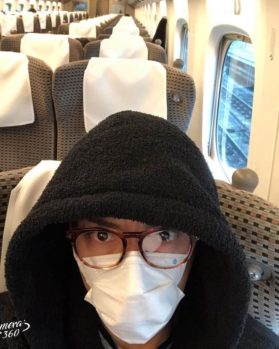 市川海老蔵 （11代目）さんのインスタグラム写真 - (市川海老蔵 （11代目）Instagram)「To Kyoto. Never seen Tokyo Station with this few people.  Anxious to know how much difference there is between Tokyo and other city’s atmosphere.  Anyhow, heading to shooting.  And, what I am worried a little is, what will happen if the capital be placed under lockdown while I am away from Tokyo... . I have no clue... * 京へ。 こんなに人のいない東京駅初めてです。 東京以外の街がどのくらい 東京と温度差あるのか 気になってます。  兎にも角にも 撮影へ向かいます。  そして、一抹の不安は 東京を離れている時首都封鎖されたら どうなるのか、、 わからない。。 #市川海老蔵 #海老蔵 #成田屋 #歌舞伎 #ABKAI #ABMORI #ebizoichikawa #ebizo #kabuki #thunderparty #theater #theaterarts #actor #japan #classic」4月1日 18時47分 - ebizoichikawa.ebizoichikawa