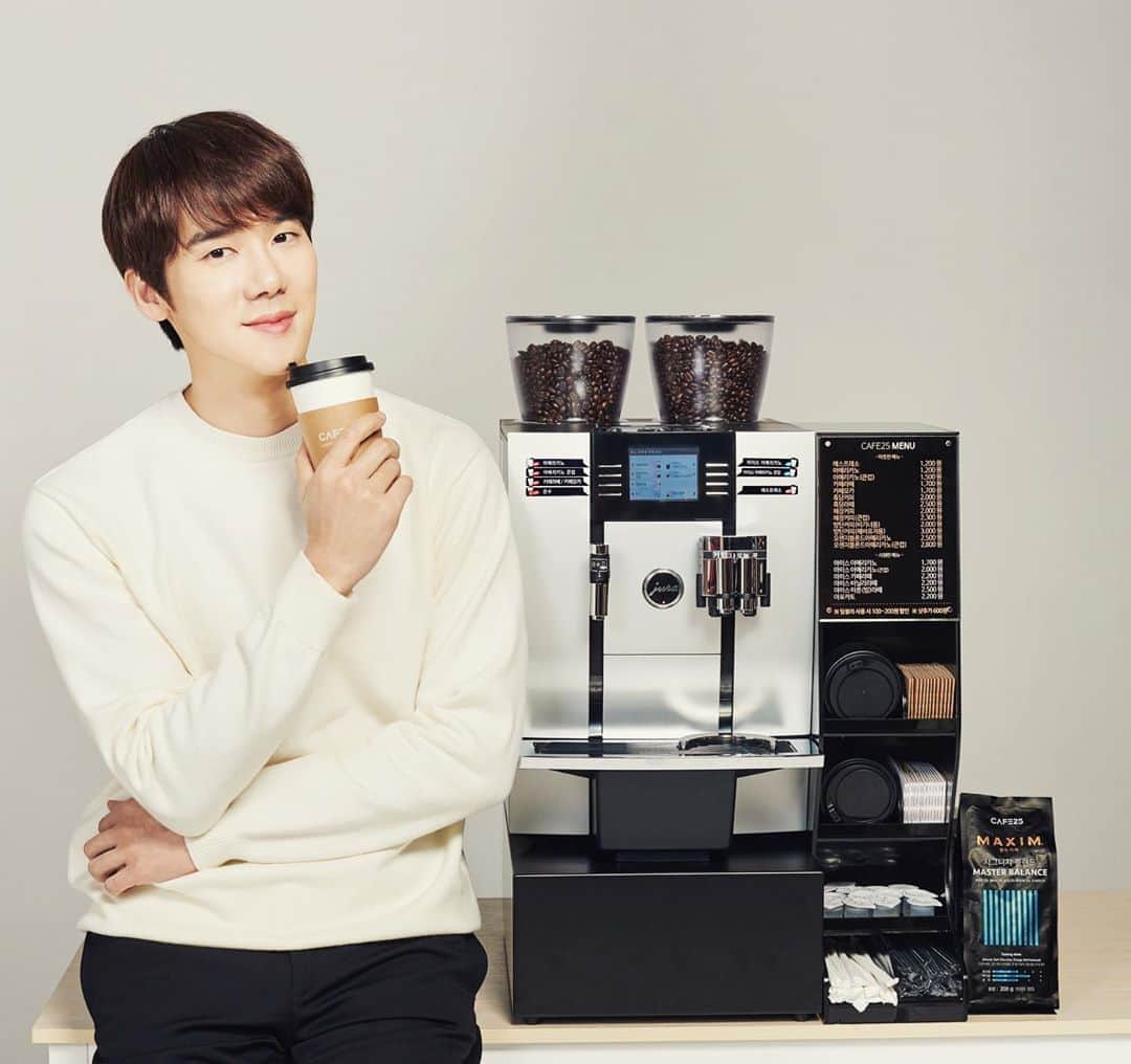 ユ・ヨンソクのインスタグラム：「#광고 #CAFE25 와 함께 아이스아메리카노 시원한거 한잔 어떠세요? ㅋㅋㅋ #카페25 #GS25」