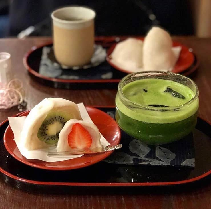 Beaustagrammerさんのインスタグラム写真 - (BeaustagrammerInstagram)「［#cafemiru_石川］ —————————————————————— "生きている和菓子"がテーマの和菓子店🍡「菓舗 Kazu Nakashima」 . ☑︎いちご大福🍓 ☑︎キウイ大福🥝 ☑︎抹茶🍵 . フルーツの酸味と白餡の絶妙な組み合わせ✨🐻抹茶ととてもぴったりです😉💖 ※販売状況は事前にお店へご確認ください。 ﻿ 🙋🏼‍♀️一緒に行きたい人をコメント欄にタグ付けして誘ってみてください🙋🏼‍♂️ . 📍 菓舗 Kazu Nakashima ⚪︎住所 / 石川県金沢市東山1-7-6 ⚪︎営業時間 / 【月〜水・金〜日】10:00〜18:00 ⚪︎定休日 / 木 ⚪︎アクセス / 金沢駅より徒歩25分 . 【cafemiru_Ishikawa】﻿ 📍  Kaho Kazu Nakashima ◎Open Hours / 【MON-WED&FRI-SUN】10:00〜18:00 ◎closest station / 「Kanazawa」 . ☕️ @kazu_nakashima 📷 @_naka_3 —————————————————﻿—— Cafemiruでは「#インスタ探検隊」or「#cafemiru」をタグ付けしているカフェ写真から、運営スタッフが厳選してご紹介しています👀🔍﻿」4月1日 18時50分 - cafemiru.jp