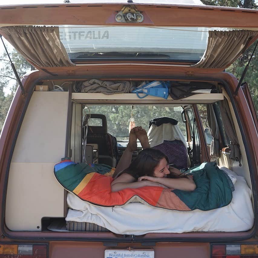 株式会社津田商会のインスタグラム：「Want Go and Take 😴  どっか行きたい  #voited #voitedclassicblanket #vanlife #outdoor #blanket #sleepingbag #poncho #cushion #travel  #ヴォイテッド #ヴォイテッドクラッシックブランケット #ヴァンライフ #バンライフ ＃アウトドア #ブランケット #寝袋 #スリーピングバッグ #ポンチョ #クッション #トラベル #車中泊 #キャンピングカー #バックカントリー #キャンプギア #キャンプ初心者 #ソロキャンプ #キャンプ用品 #ファミリーキャンプ #おしゃれキャンプ #グルキャン #グランピング」