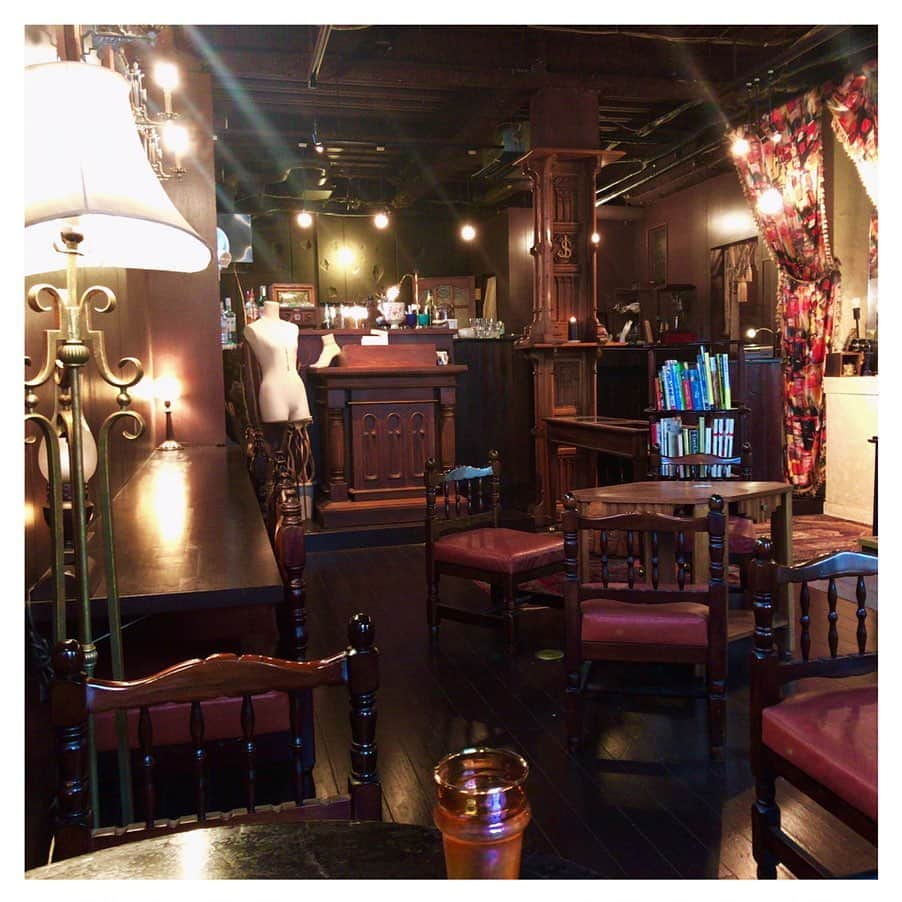 金城茉奈さんのインスタグラム写真 - (金城茉奈Instagram)「心配なことが多い毎日ですが、今日から4月ですね。1日でも早く皆さんに安心した日常が戻ってくる事を願っています。  #私の喫茶店巡り vol.12 下北沢のビル3階にある、こちら「nody gold」へ。 オリジナルアクセサリーの販売も行っている喫茶店で、店内は広くちょうど行った時にはビリー・ジョエルが流れていました。  私はホットココアを注文。 ココアは甘すぎずしっかりと濃厚で上に乗っている溢れるほどのたくさんの甘〜いクリームとよく合うこと。そして何と言ってもコーヒーカップが可愛い。 ケーキの数が喫茶店にしては多く、チーズケーキだけでスフレ、ベイクド、レアと3種類。 チーズケーキ好きにはたまりません。悩み抜いてレアチーズケーキを注文。ほのかにシナモンの風味が効いていて美味しかったです。  奥様も優しく笑顔が可愛い方で、落ち着く喫茶店でした。  #nodygold#ノーディーゴールド#喫茶店巡り#喫茶店#下北沢#レアチーズケーキ#ココア」4月1日 18時51分 - mn75aa