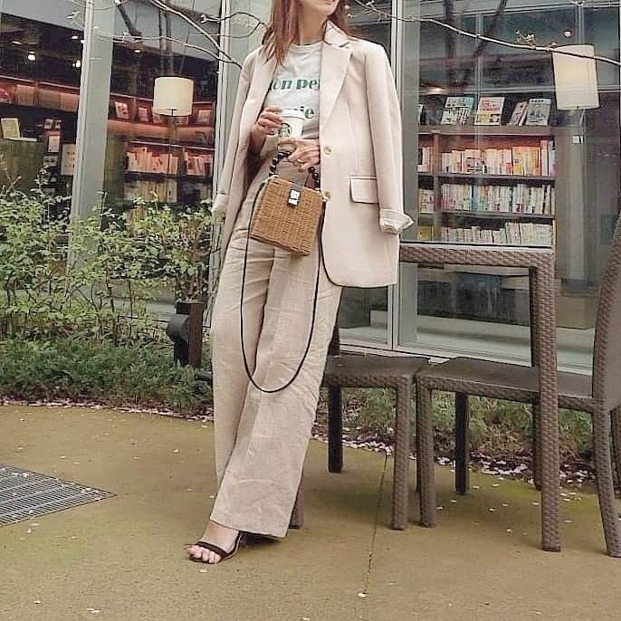 acoさんのインスタグラム写真 - (acoInstagram)「★☆★ romile IVORY Tailored jacket . HELLO April🌸 みんなみんなが 早く普通で穏やかな生活に戻れますように✨ . #いつコ .  今年mustアイテムのジャケット ２着目に選んだのはアイボリーカラーのテーラードジャケット @romile_official  裏地のストライプもポイント高い💓 .  明るい色のジャケットでやりたかったワントーンコーデ . 差し色にグリーンのロゴT🌿 * * ジャケット/#romile#ロミール ロゴT/ @myu____official リネンパンツ/ @dholic_official * * しばらくは 撮ったけどまだ出してなかったコーデが多くなりそうです😇 * * #ジャケット#テイラードジャケット#春アウター#春ファッション#ロゴt#reca#dholic#春コーデ#ママコーデ#ママファッション#プチプラコーデ#プチプラ#coordinate#instafashion#ootd_kob#locari#ponte_fashion」4月1日 18時54分 - happy_acoaco