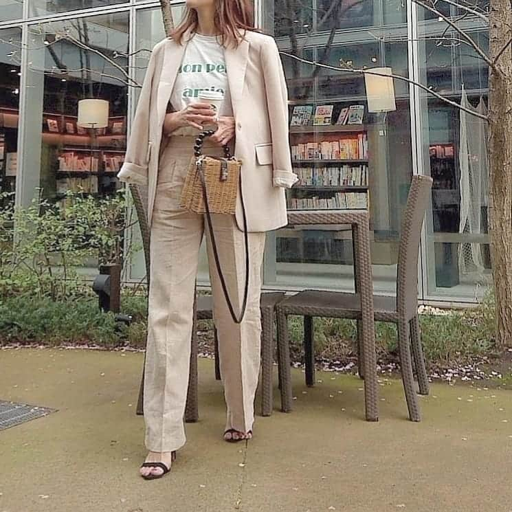 acoさんのインスタグラム写真 - (acoInstagram)「★☆★ romile IVORY Tailored jacket . HELLO April🌸 みんなみんなが 早く普通で穏やかな生活に戻れますように✨ . #いつコ .  今年mustアイテムのジャケット ２着目に選んだのはアイボリーカラーのテーラードジャケット @romile_official  裏地のストライプもポイント高い💓 .  明るい色のジャケットでやりたかったワントーンコーデ . 差し色にグリーンのロゴT🌿 * * ジャケット/#romile#ロミール ロゴT/ @myu____official リネンパンツ/ @dholic_official * * しばらくは 撮ったけどまだ出してなかったコーデが多くなりそうです😇 * * #ジャケット#テイラードジャケット#春アウター#春ファッション#ロゴt#reca#dholic#春コーデ#ママコーデ#ママファッション#プチプラコーデ#プチプラ#coordinate#instafashion#ootd_kob#locari#ponte_fashion」4月1日 18時54分 - happy_acoaco