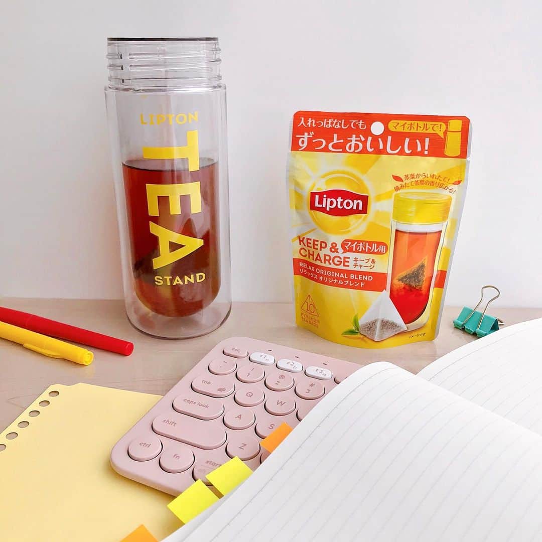 リプトンのインスタグラム：「＜数量限定販売中！＞ この春に新社会人となる方へ贈る「新社会人応援キット」🌸 公式オンラインストアにて数量限定で販売中♪  マイボトルに入れっぱなしでも渋くならないブレンドだから、長時間そのままでもずっとおいしい紅茶とタンブラーのセット！お仕事中に、ホッと紅茶で息抜きをしたい方にもおすすめ💛  フレーバーは、紅茶らしい「リラックス オリジナルブレンド」と爽やかな「リフレッシュ アールグレイ」の2種類！数量限定での取扱いなので、まだの方はお見逃しなく！！ #リプトン #Lipton #タンブラー  #マイボトル #キープアンドチャージ #マイボトル用紅茶 #新社会人 #新生活 #新生活応援 #ギフトボックス #ギフトセット #期間限定 #紅茶 #ティータイム #ハッピーティーボックス #HappyTeaBox #リプトンでつながる」