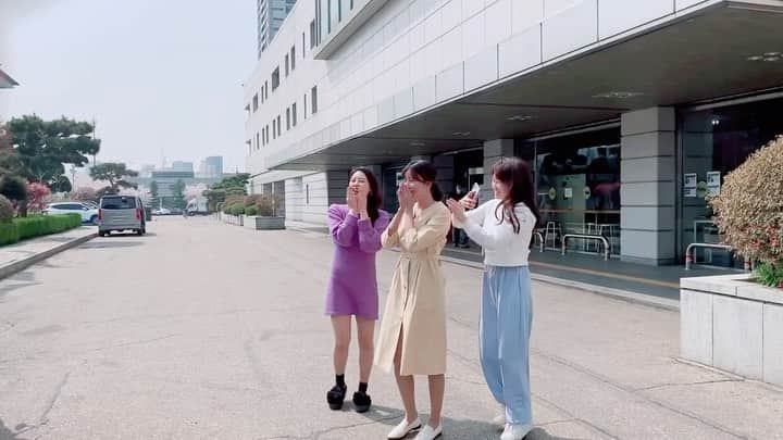 チェ・ユンソのインスタグラム：「4월의 시작이  부디 행복했으면 합니다. 소소한 것에서도 기쁨을 찾고 웃음에 익숙해지는 날들이 많기를 바랄게요.  날이 좋은 어느 가을날  식구들을 만나  추운 겨울을 다 함께 지내고 꽃 피는 봄이오니  여원이를 보낼때가  다가오네요.  지금도  어딘가에서  여원이처럼 씩씩하게  살아가시는 싱글맘들의  앞길에 희망과 꽃길이  펼쳐지길 소망합니다.🙏🏻」