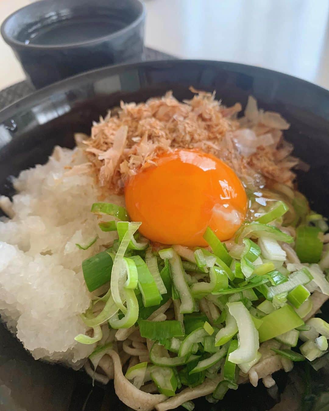 楠怜己さんのインスタグラム写真 - (楠怜己Instagram)「私のおうち時間🏠 最近はそば打ちにハマっています。 かき揚げと一緒にもいいけど 蕎麦に生卵を割り入れて食べるのも超美味しいんだ〜👌 自分で打った蕎麦は一味違って美味しいね☺️」4月1日 19時10分 - reimikusunoki