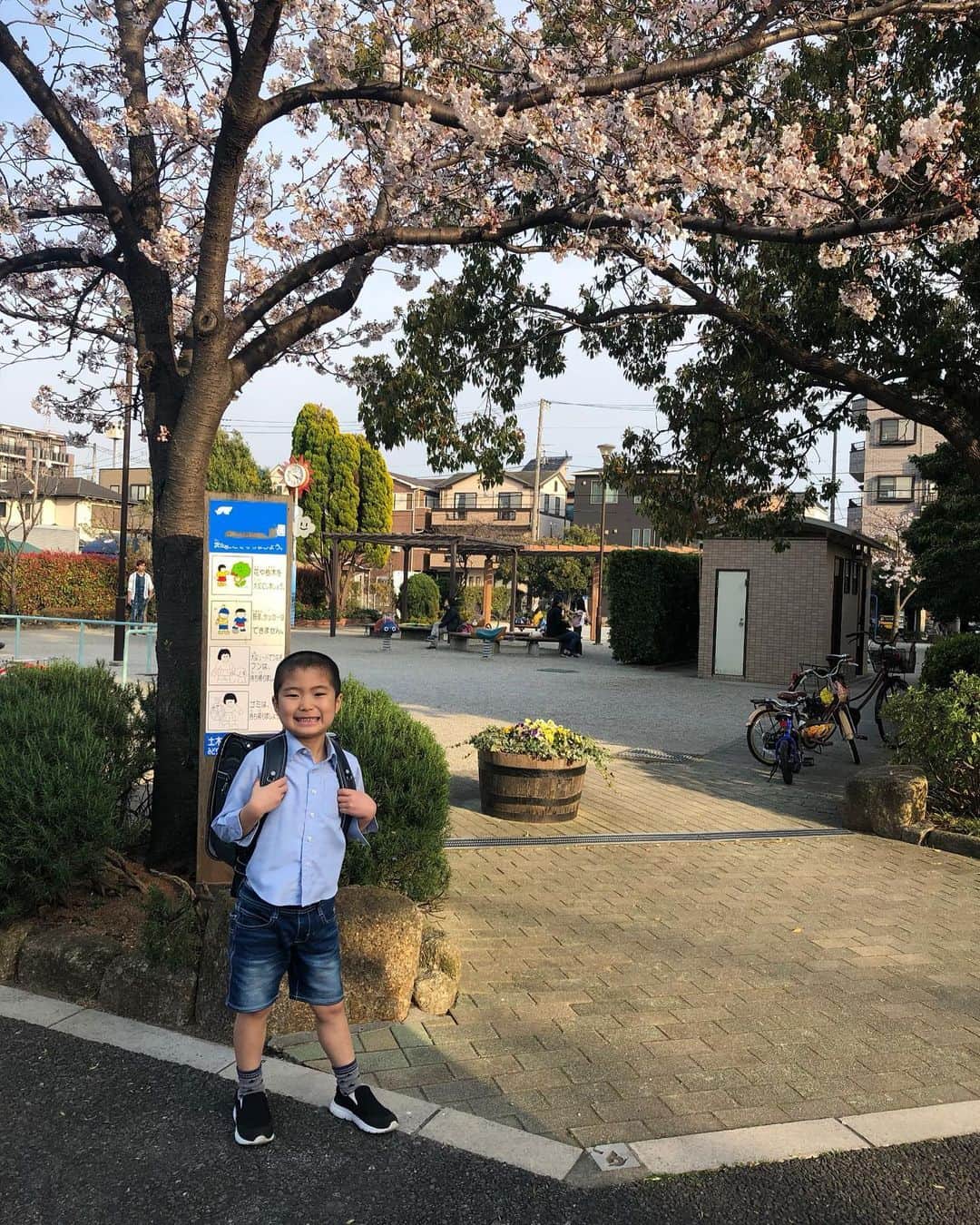 のインスタグラム：「: #🌸 . . #helloapril 🌸 . 新年度ⓈⓉⒶⓇⓉ 進級 入学 おめでとう🏫✨ . たくさんのドキドキワクワクを胸に 晴れやかな気持ちで 新学期を迎えられますように🌸 . 心配や不安ばかりの日々が続いて 心もギスギスしたり 何気ないことに一喜一憂したりの毎日だけど 子供達の笑顔に たくさんたくさん救われています😭！ . きみたちの笑顔はママが守るよ😌🌸 #コロナウイルスが早く終息しますように : : : #入学式 #1年生 #ランドセル #入学式前撮り #桜と #mamagirl #ママ読モ #読モ #おしゃれさんと繋がりたい #春色コーデ #春コーデ #オケージョン #入学式コーデ #ムスコ #6歳 #入学おめでとう #絆 #20200401 #新年度スタート #新一年生 #ピカピカの一年生 #コロナに負けるな #コロナウイルスに負けないぞ #3年生 #ムスメ #女の子ママ #男の子ママ」