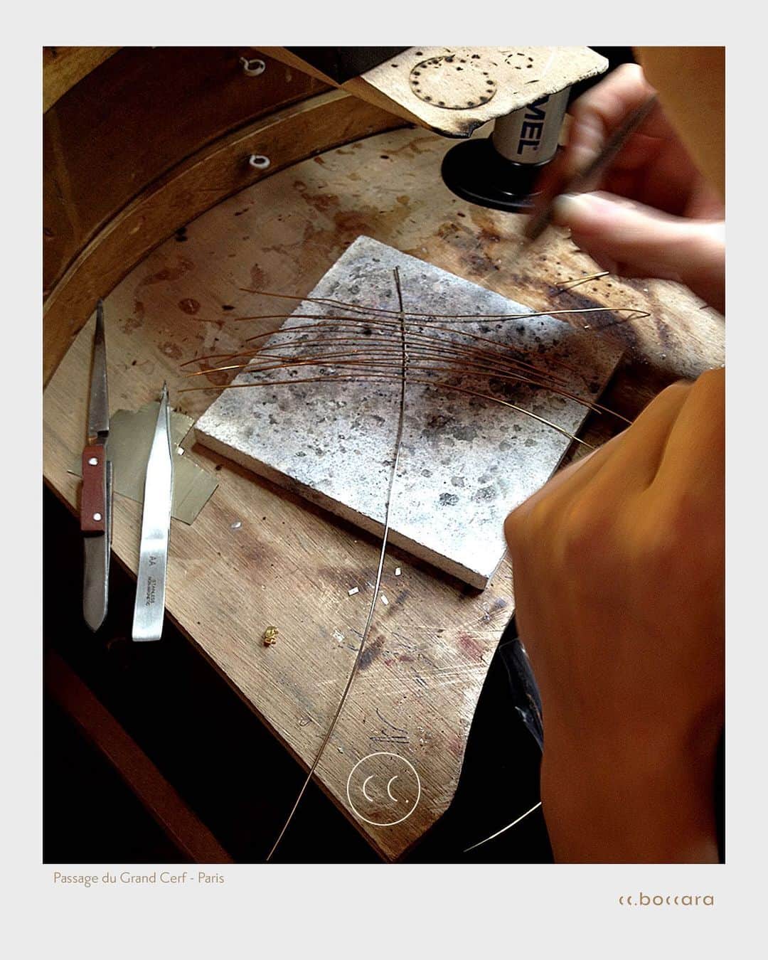 セシルボッカラさんのインスタグラム写真 - (セシルボッカラInstagram)「Brindilles de laiton soudées à l’argent, façonnage d’un épi de blé…  Jewelry Haute Couture, CC. Paris.  Photo Dorothea Resch #couturefashion #couturedesigner #blackfriday2019 #ccboccara #ccmoi #cecileboccara #by_cc #Paris #passagedugrandcerf #roselaurier #fashionaccessories #bouclesdoreilles #bouclesdoreillesplaqueor #jewelry #jewelrycouture #mariageaparis #cecileboccaraheadpiece #coiffuremariage #parisbijoux #parismariage #handmade #madeinfrance」4月2日 6時07分 - cecileboccara
