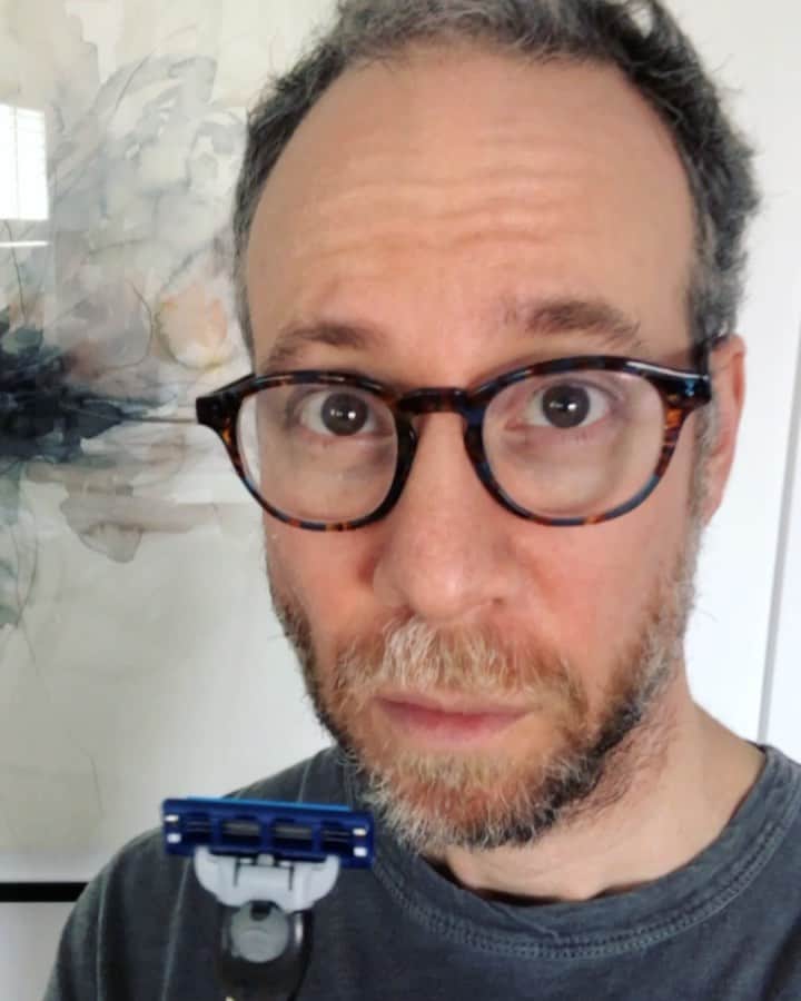 ケヴィン・サスマンのインスタグラム：「Based on all of your suggestions, I have chosen an area to shave. It’s out of frame. Thank you for participating in my grooming regimen.」