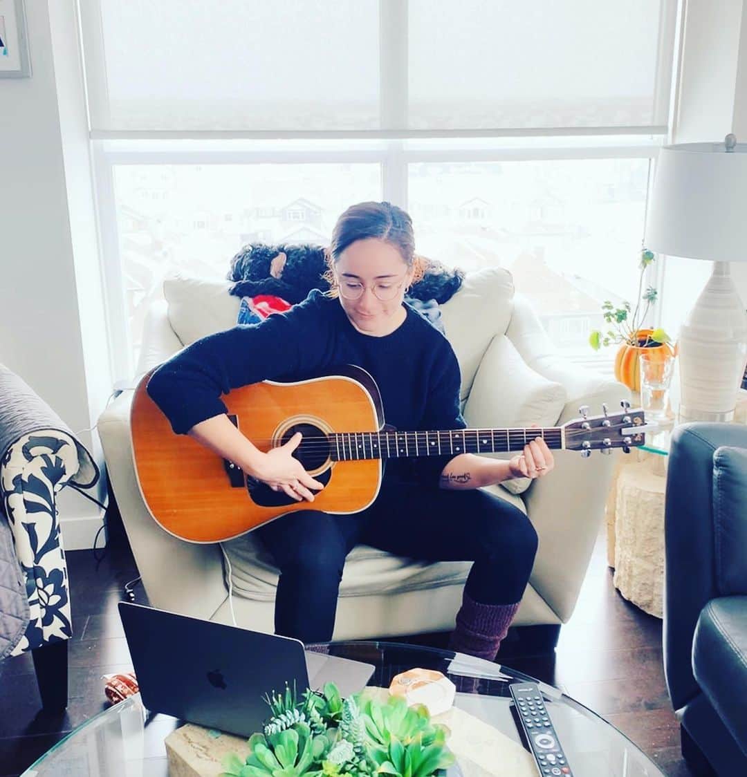 ケイトリン・オズモンドのインスタグラム：「Trying to take this time to learn new things.  Somebody help me ! I’m terrible! 😝 . . . #guitarlessons #mymommaisteachingme #imterrible #isolation #stayhome」