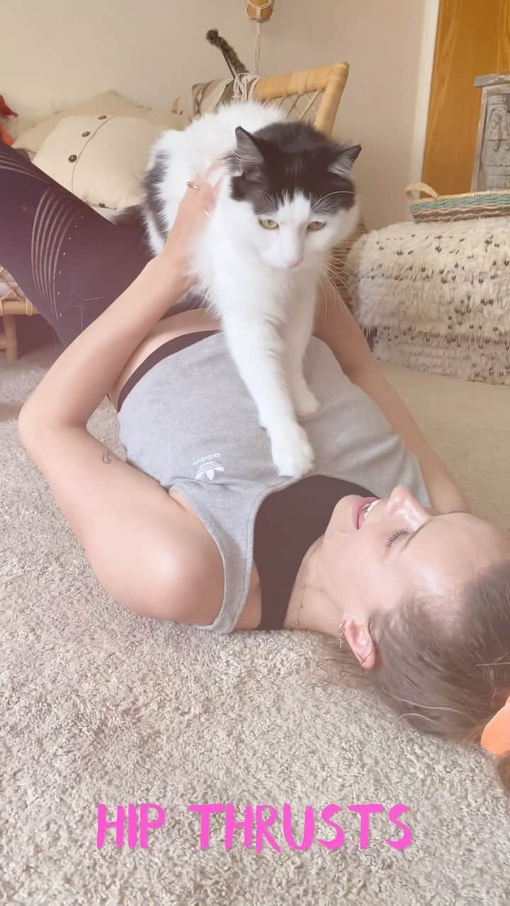 ケルシー・ロビンソンのインスタグラム：「Be a part of @adidasvolleyball and show me how creative you can get with your at home workouts! #hometeam」