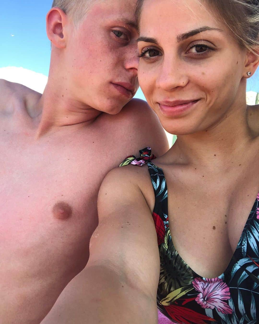 ララ・モリのインスタグラム：「Abbronzati e felici. 👫🏼❣️」