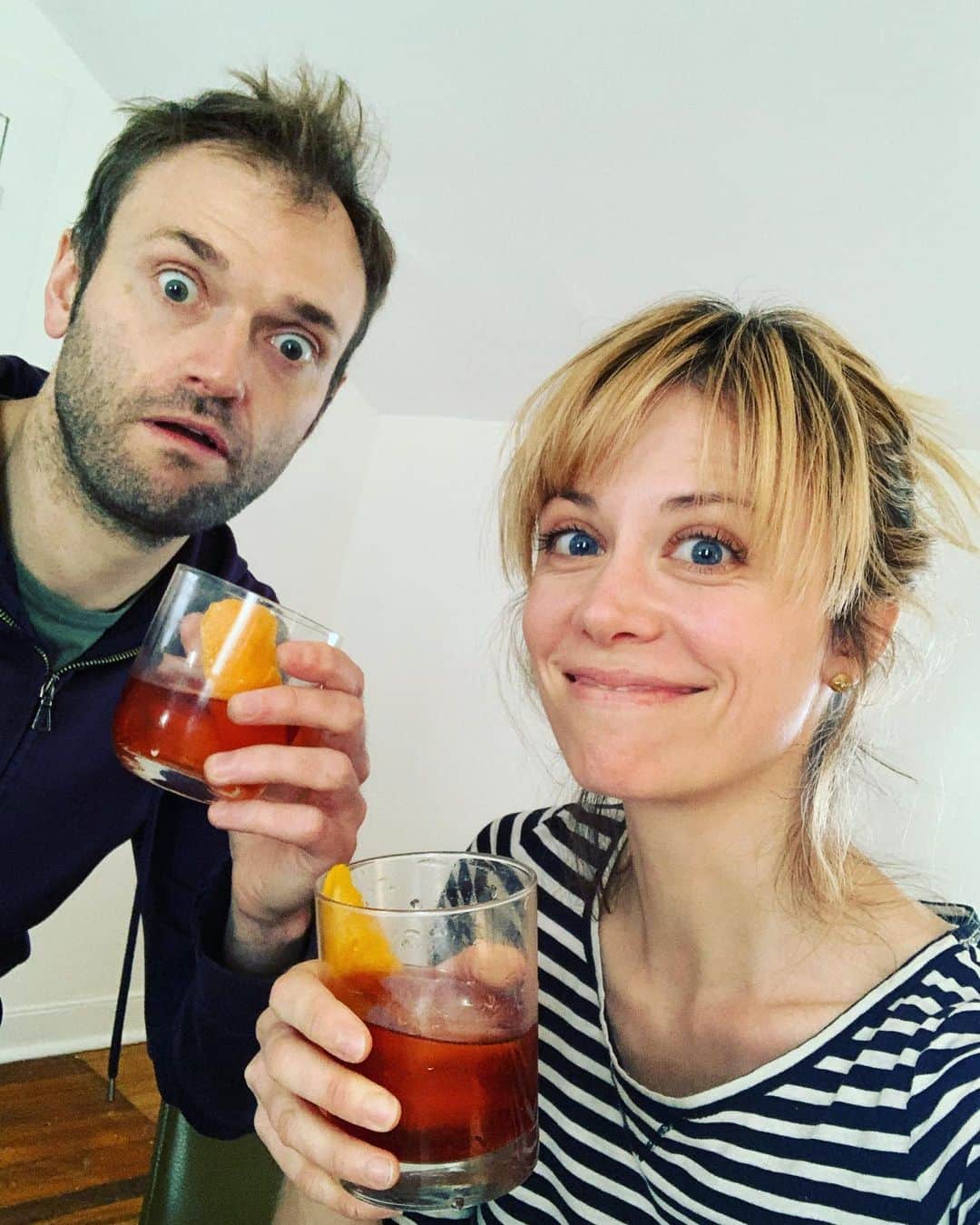 クレア・コフィーのインスタグラム：「Mezcal negroni happy hour courtesy of @raoulseby, @norbertobarba & @pbskids video games! #bestcarepkgever #celebratethewins #quarantini」