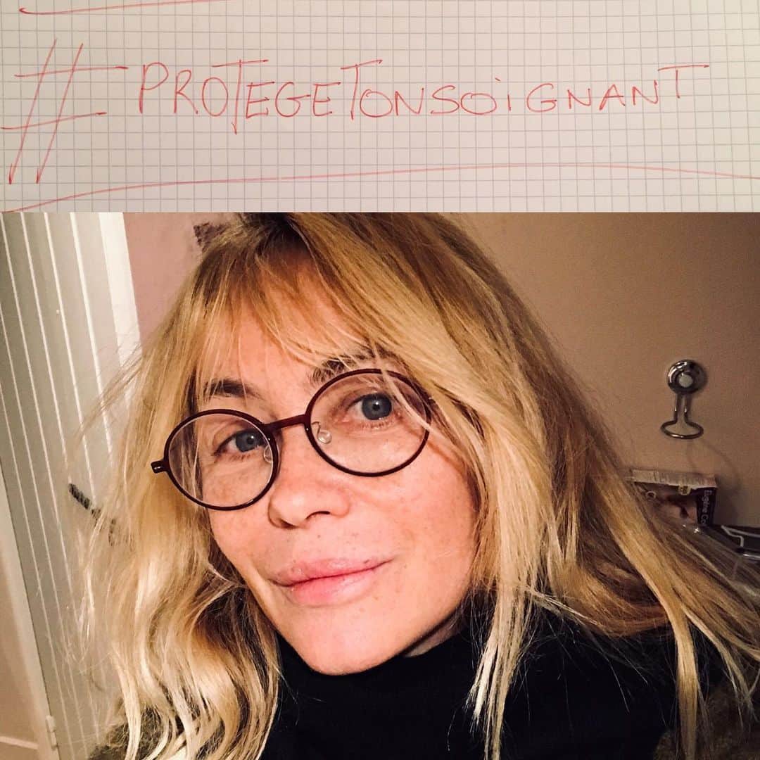 エマニュエル・ベアールのインスタグラム：「Le collectif #protegetonsoignant est un collectif multidisciplinaire d’entrepreneurs , d’artistes et de citoyens rassemblés pour aider nos soignants à surmonter cette terrible crise sanitaire. Leurs actions sont concrètes et répondent aux besoins urgents identifiés en amont dans les hôpitaux . Participez à la chaîne de solidarité en postant votre photo avec le #protegetonsoignant et en mentionnant le lien de la cagnotte . Chacun participe à son niveau si il le peut en relayant , faisant une petite photo , soutenant ou finançant cette action collective remarquable et efficace @protegetonsoignant ... ps: cela ne peut remplacer l’action politique, on est bien d’accord ! @sandraandcoparis  merci 🙏🏻」