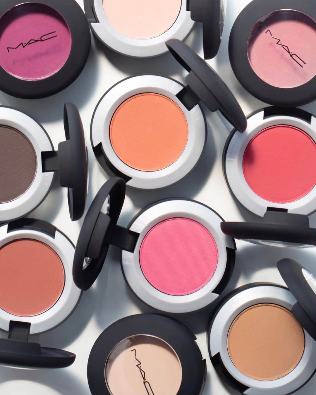 M∙A∙C Cosmetics Japanのインスタグラム：「【本日公式オンラインショップ先行発売】﻿ ミスティマットな仕上がりが楽しめるパウダー キスシリーズから新登場したアイシャドウ🌸﻿ ㅤ﻿ ベルベットのような、なめらかで軽いつけ心地でブレンドしやすく、ふんわりマットな抜け感のある目元を演出します💭10色からお気に入りを見つけて✨﻿ ㅤ﻿ ㅤ﻿ 【公式オンラインショップ限定キャンペーン】﻿ 対象製品(パウダーキス リキッド リップカラー、﻿ パウダーキス アイシャドウ、グロー プレイ ブラッシュ)のうちいずれか1製品を含む 税込8,250円以上購入のお客様にオリジナルポーチをプレゼント🎁﻿ ポーチは2枚目をチェック👉﻿ ㅤ﻿ *全国のM･A･Cカウンターでのプレゼントキャンペーンにつきましては、今回は実施を延期致します。﻿ 実施時期が決まり次第、再度お知らせさせていただきます。﻿ ㅤ﻿ *4月1日（水） 公式オンラインショップ先行発売﻿ *4月3日（金） 全国 M·A·C カウンター発売﻿ (ー部店舗は日程が異なります)﻿ ㅤ﻿  ㅤ﻿ #MACPowderKiss﻿ #MACPowderKissLiquidLipcolour﻿ #MACPowderKissEyeshadow﻿ #MACパウダーキス﻿ ㅤ﻿ #MACCosmeticsJapan #MACCosmetics #MAC #MACコスメ #コスメ #メイク #化粧品 #デパコス #コスメ部 #コスメ好きさんと繋がりたい #コスメ紹介 #おすすめコスメ #新作コスメ #春メイク #春コスメ #ピンクメイク #オレンジメイク #テラコッタメイク #ブラウンメイク #トレンドメイク #アイシャドウ #リップ #マットリップ #リップメイク﻿」