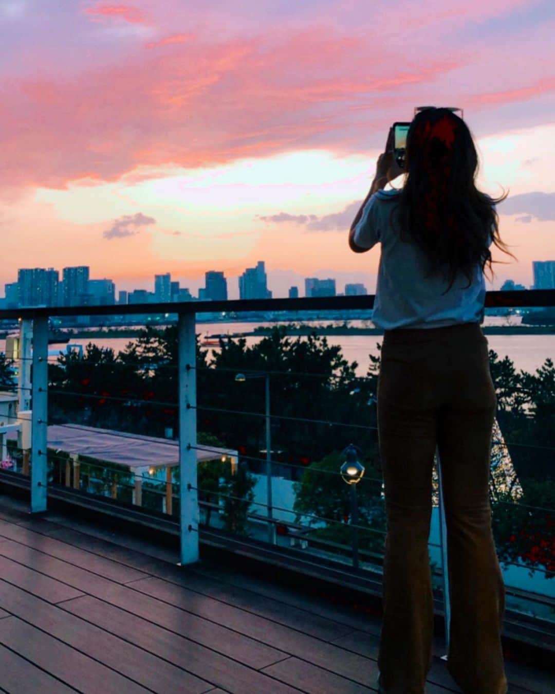 Megha Shrestha さんのインスタグラム写真 - (Megha Shrestha Instagram)「Always find time for the thing that make you feel happy to be alive 🌱  サンセットわ最後まで見るのが1番すき。 オレンジから、ピンクになって、水色、海の色、そして夜空に変わる☺️🌆 気付いたらいつも空が真っ暗になって、星を見つけ出すゲームが始まりがちですw  @hanes_japan  白ティ着るのに早すぎた３月の終わりでした💯　#tbt #odaibasunset #sunset」4月1日 21時01分 - happy_story_14