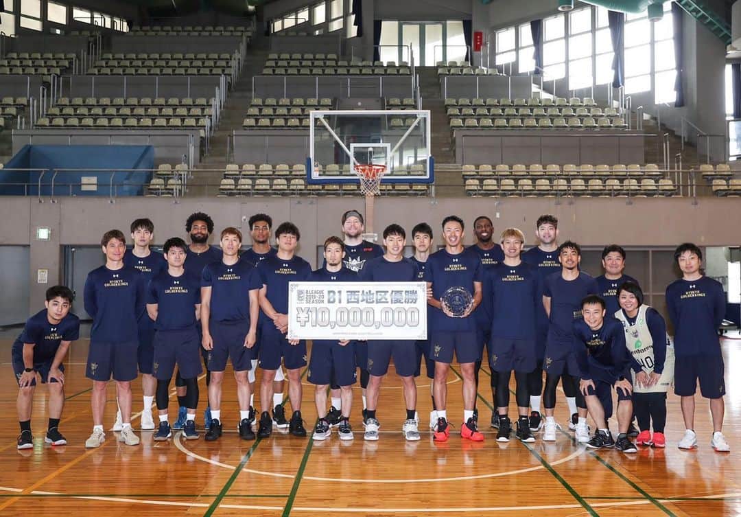 のインスタグラム：「西地区優勝🥇🥇🥇 良い写真😇👍 #琉球ゴールデンキングス」