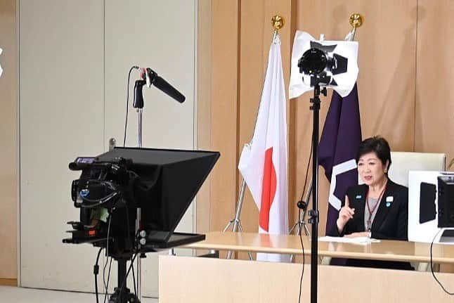 のインスタグラム：「新社会人の皆様、おめでとうございます。 本日都庁では、例年東京芸術劇場で行う職員入都式を、生配信で行いました。  また東京都は、都立学校の休校措置を5月6日まで延長する方針を決定しました。4月の入学式や授業の再開を楽しみにしていた方も多くいらっしゃることと思います。一日も早く日常を取り戻せるよう、終息に向けて一層奮闘します。  本日も都内では66名の新規感染者が確認されました。 ここ数日、経路不明の感染が増えています。不要不急の外出自粛と共に、夜間の外出自粛をお願いします。 密集・密接・密閉の「３密」空間を避け、こまめな手洗い・うがいに努めてください。 自分自身が感染しないため、自分自身から感染させないためのご協力をお願いします。 #StayHomeStaySafe #NO3密」