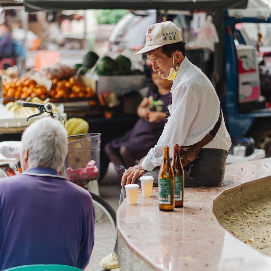 のインスタグラム：「酒一定要倒到表面張力這樣。 #SonyAlpha #SonyA7m3 #sel85f18  @sonytaiwan  @sonyalpha」