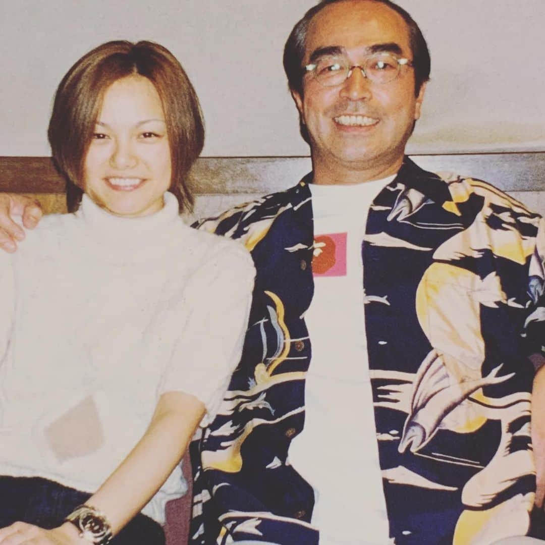 相川七瀬さんのインスタグラム写真 - (相川七瀬Instagram)「志村けんさんの追悼番組を見ていました。大好きなコントがいっぱいでした。その昔、志村さんと撮った写真を側に置いて抱えきれない沢山のありがとうを。そして、いつまでも大好きです。」4月1日 21時10分 - nanasecat