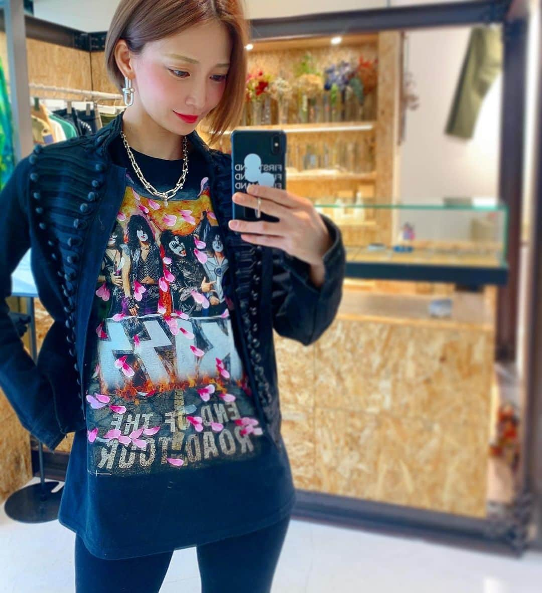 澤田友美さんのインスタグラム写真 - (澤田友美Instagram)「. . "KISS"  Remake Sakura Painted  T-shirt  by "KA_ Tomomi Sawada" . size mens Midium〜 . painted cherry blossoms petal. There is no problem washing. . ＄250.00  Shipping overseas Please contact to DM . . #kiss #kissarmy #kissarmyrocks #rocktshirt  #painting」4月1日 21時12分 - tomomi__sawada