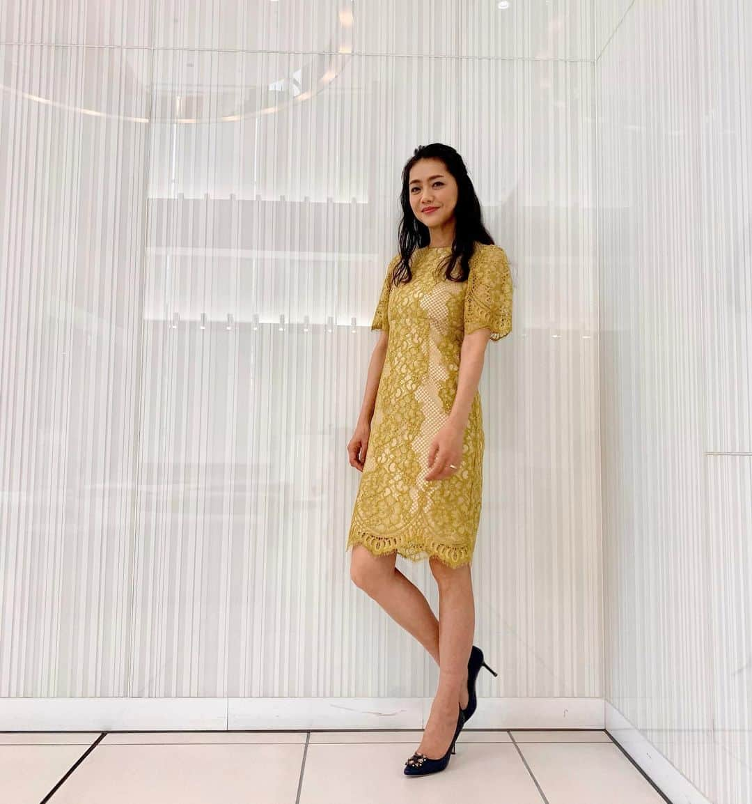 前田典子さんのインスタグラム写真 - (前田典子Instagram)「#イエローカラー 💛 #レースのワンピース @grace_continental.div  @graceclassofficial  キラキラ輝くオイル粒をイメージして　✨  今日は　@qvc_japan  #オイルイン美容コスメ @lalavie_official  の オンエアでした❣️ たくさんのオーダーいただきありがとうございました❤️ なかなか出かけられない時期ですが😢 そんな時だからこそ #おうちでおこもり美活✨ #オイルのパワーで #肌と心を潤して　💛 #オイル美容好きな人と繋がりたい  #油断大敵 #諦めないでも頑張り過ぎない #迷ったらGO❣️ #マエノリ　#前田典子  hm @chibilisa」4月1日 21時12分 - maenorichang