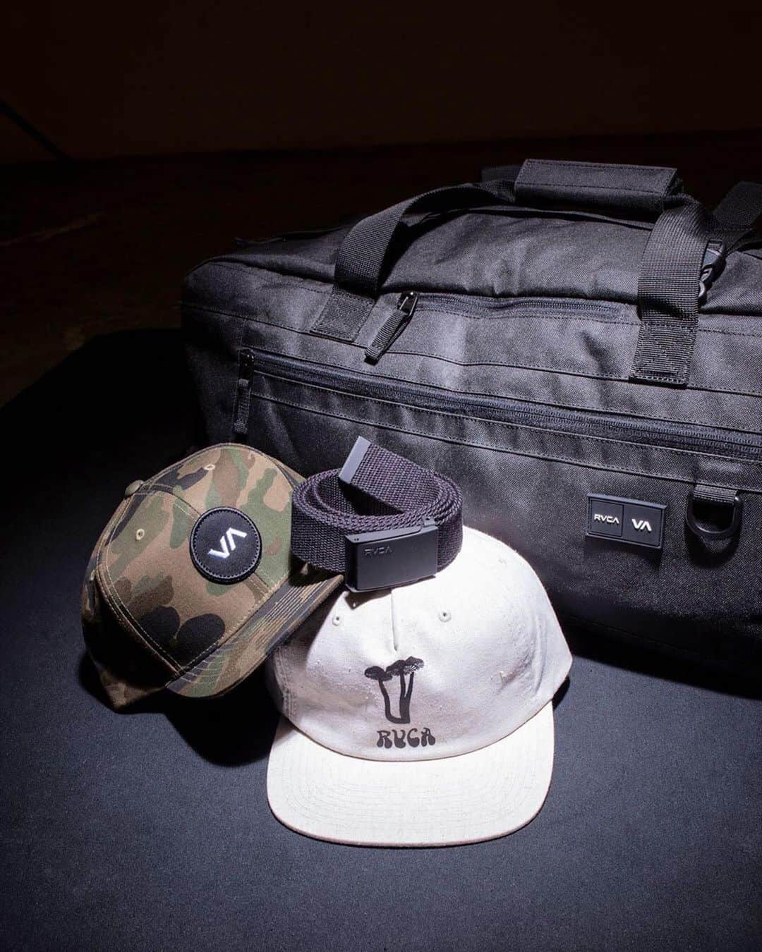 RVCA Japanさんのインスタグラム写真 - (RVCA JapanInstagram)「“VOYAGE SKATE BACKPACK” & “VA PATCH SNAPBACK” & “OPTION WEB BELT“|| ファンなら抑えておきたい小物&バッグ || #RVCA #BalanceOfOpposites」4月1日 21時26分 - rvcajapan