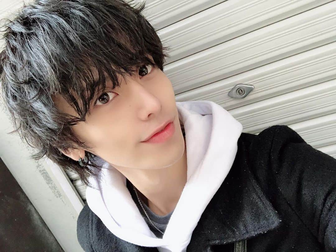 北村エレンのインスタグラム：「はじめまして、栄 蓮(さかえ れん)です  自宅で刃物を振り回して親に勘当されて以来、酔っ払いを殴打し荷物を奪うことで生計を立てています  趣味は公園の猫に「謝れ！」と連呼する事、特技はソーラン節の完コピです  就寝前はYouTubeで赤ちゃんの泣き声を聴くのが日課でしたが、最近は緊急地震速報にハマっています」