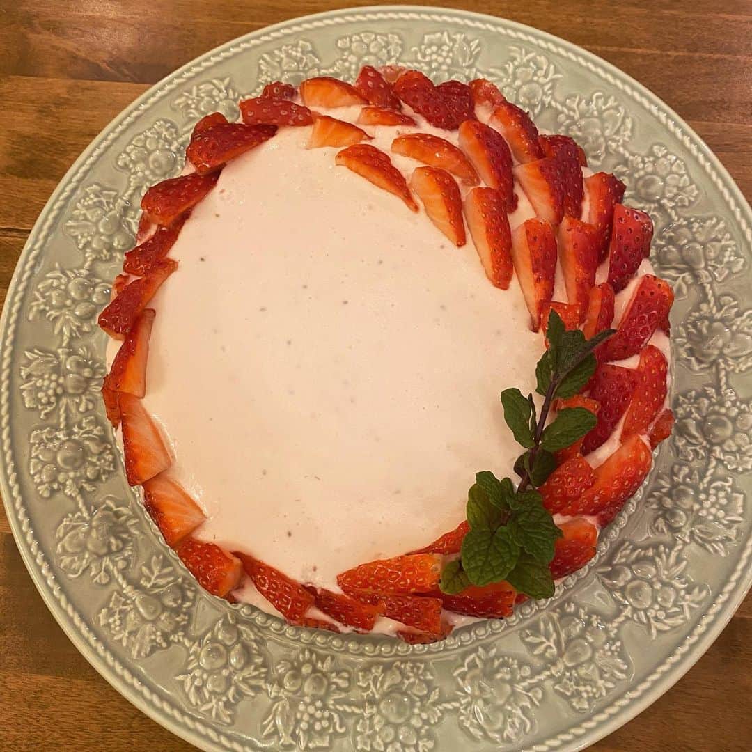 のインスタグラム：「ストロベリーチーズケーキ🍓 #stayhome」