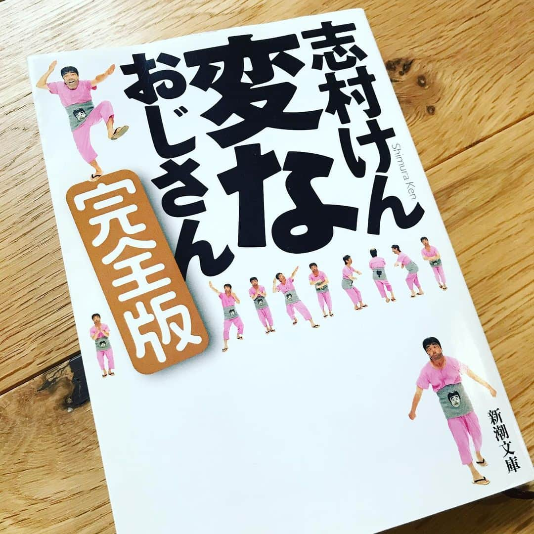 YoYoさんのインスタグラム写真 - (YoYoInstagram)「小さい頃からコレを観て育って来たなぁ〜おかげで友達、従兄弟、親戚、家族、誰とでも共有できる笑いがあった^ ^そんな幸せ。これも、今となっては当たり前の事じゃなかったんだなぁ。改めて観るコントの数々はこんなにも世代を越えて笑えるものだった事にも気付かされる。  子供から大人、爺ちゃん婆ちゃんにまで、本当の意味で "お茶の間に笑いを届ける" 凄い事。そういうものが１つある事、凄く大事で貴重に思える。共有できる笑い、間違いなく平和を作る要素！今の時代には考えられないコントのスケールの大きさにも衝撃。  これからもずっと、この方は世代時代を超越して受け継がれていくお笑いのヒーロー！！！ #志村けん #ドリフ大爆笑 #カトちゃんけんちゃんご機嫌テレビ #志村けんのだいじょうぶだぁ #追悼番組」4月1日 21時24分 - yoyo_soffet