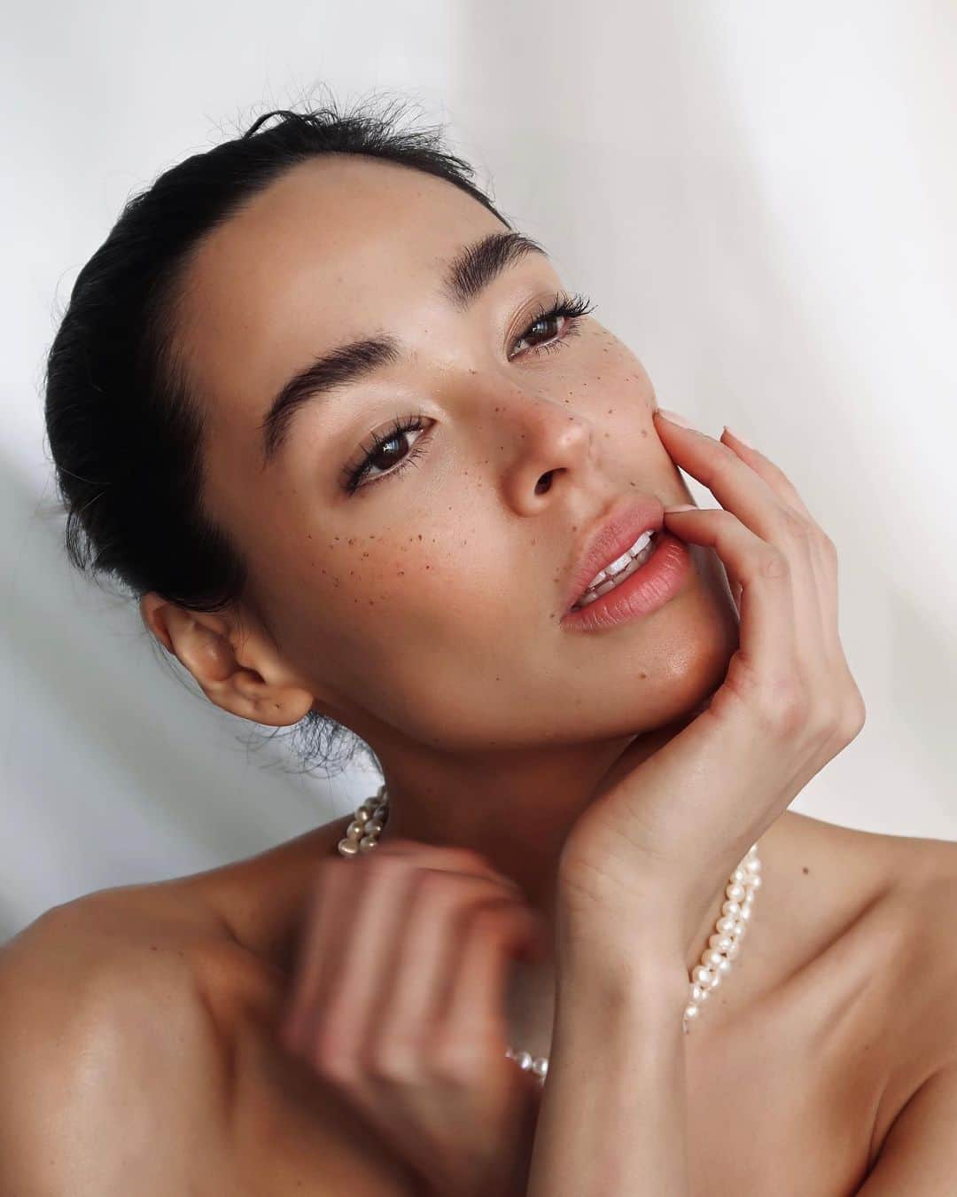 エミ・レナータさんのインスタグラム写真 - (エミ・レナータInstagram)「今日はお家でBeautyDay✨ 天気も悪いし気分も落ち込み気味な人も多いかもしれません。 家から出なくてもメイクすると気分も明るくなります❤️いつもより念入りにスキンケアしてパックもして丁寧にメイクしました💄時間に余裕があると普段できないことができて嬉しい😊 自分ためにゆっくり時間を使って過ごしてくださいね。みなさんのオススメなビューティーアイテムがあったら教えてください！ • Photo by @alexa_luczak • #スキンケア#おうち美容 #emirenata」4月1日 21時24分 - emi_renata